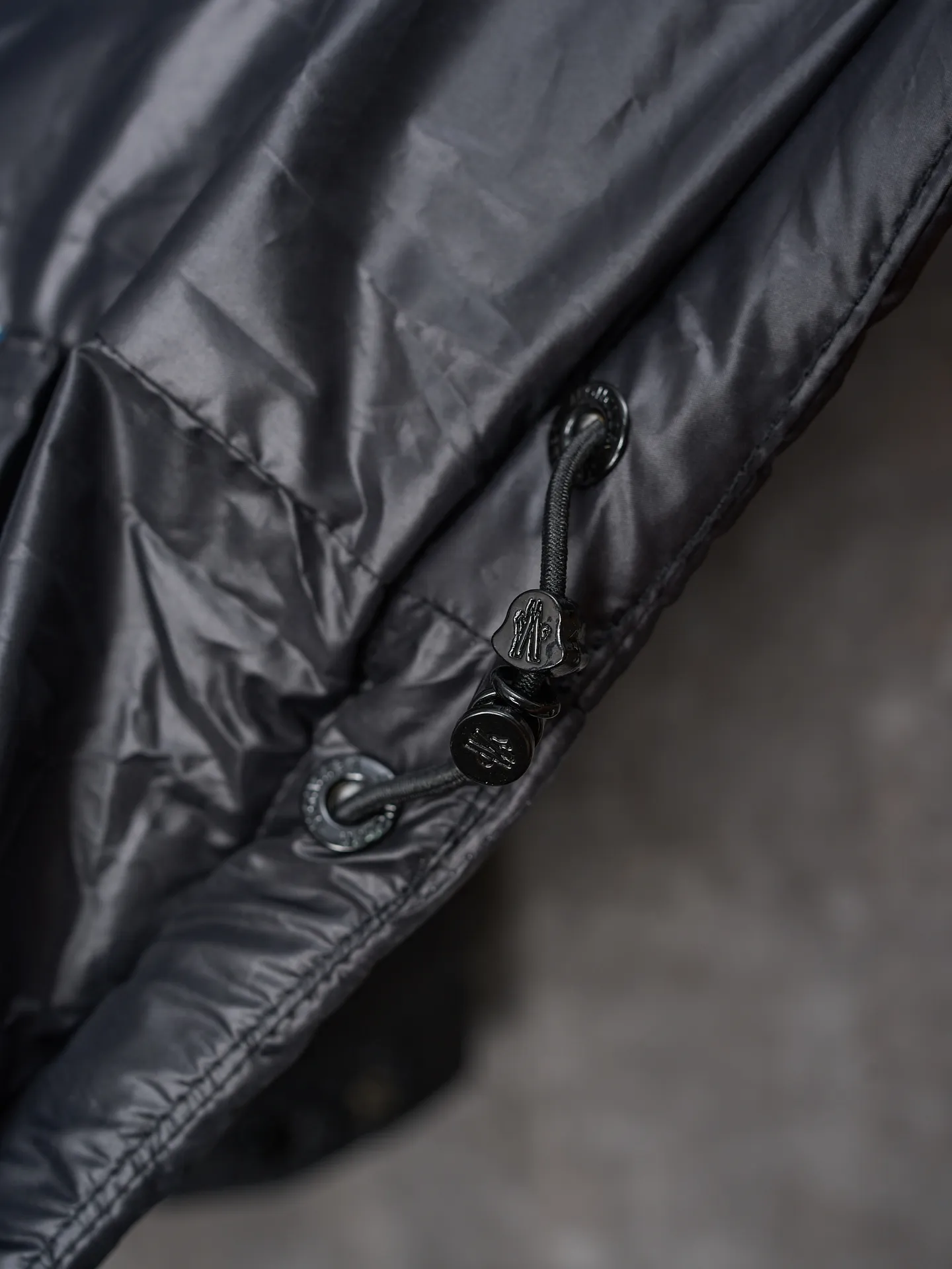 P1240 Actual hanging auction] Moncler/muzzled Batman co-branded logo down jacket [Ready stock] 1 code, 2 codes, 3 codes, 4 codes "The hood is detachable and adjustable to match at will" Customized Moyun high-grade carbon black coated windbreaker fabric Customized Korean-yun flowing velvet knitted fabric Using 400D calendered gallbladder National standard 95 white duck down (welcome to test) Full amount of down, full of warmth, light and fluffy, ingeniously create a joint series Decorated with the Batman logo on the front, inspired by this famous superhero, it is highly recognizable. The iconic Moncler embroidered logo appears on the sleeves, highlighting the brand style and paying tribute to the classics. It is also an interpretation of modern fashion. It tightly locks in body temperature and enjoys warmth and comfort. It becomes the most intimate companion in winter. Computer laser burning cutting uses a high-energy laser beam to instantly melt the fabric fibers at high temperature and perform precise cutting and engraving on the fabric according to the original pattern. The edges are flat to achieve seamless splicing, which effectively prevents the penetration of cold wind and improves the thermal insulation performance of the down jacket. Computer mechanical down filling gives priority to making liner paper patterns to determine the down filling area according to the original three-dimensional effect to determine the weight of down per square meter, thereby calculating the filling amount of each cut piece. The computer down filling machine uses a digital weighing unit to achieve stable measurement. The computer template machine lines the line. The line process of the computer template machine shows extremely high neatness and smoothness. The craftsman's precise control of size during the operation ensures that every line meets the design requirements. The lines of the entire template are smooth and uniform, neat and beautiful.