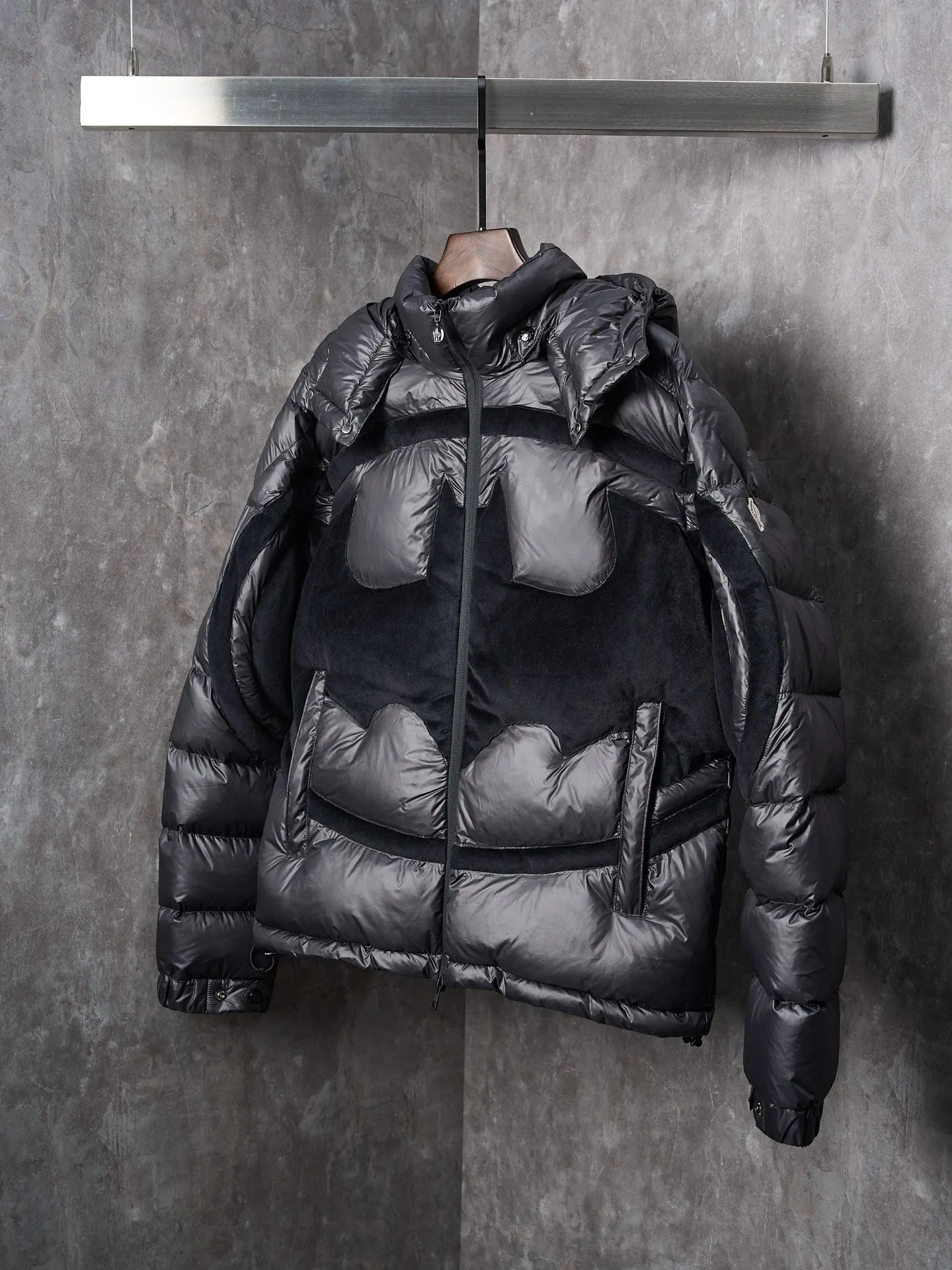 P1240 Actual hanging auction] Moncler/muzzled Batman co-branded logo down jacket [Ready stock] 1 code, 2 codes, 3 codes, 4 codes "The hood is detachable and adjustable to match at will" Customized Moyun high-grade carbon black coated windbreaker fabric Customized Korean-yun flowing velvet knitted fabric Using 400D calendered gallbladder National standard 95 white duck down (welcome to test) Full amount of down, full of warmth, light and fluffy, ingeniously create a joint series Decorated with the Batman logo on the front, inspired by this famous superhero, it is highly recognizable. The iconic Moncler embroidered logo appears on the sleeves, highlighting the brand style and paying tribute to the classics. It is also an interpretation of modern fashion. It tightly locks in body temperature and enjoys warmth and comfort. It becomes the most intimate companion in winter. Computer laser burning cutting uses a high-energy laser beam to instantly melt the fabric fibers at high temperature and perform precise cutting and engraving on the fabric according to the original pattern. The edges are flat to achieve seamless splicing, which effectively prevents the penetration of cold wind and improves the thermal insulation performance of the down jacket. Computer mechanical down filling gives priority to making liner paper patterns to determine the down filling area according to the original three-dimensional effect to determine the weight of down per square meter, thereby calculating the filling amount of each cut piece. The computer down filling machine uses a digital weighing unit to achieve stable measurement. The computer template machine lines the line. The line process of the computer template machine shows extremely high neatness and smoothness. The craftsman's precise control of size during the operation ensures that every line meets the design requirements. The lines of the entire template are smooth and uniform, neat and beautiful.