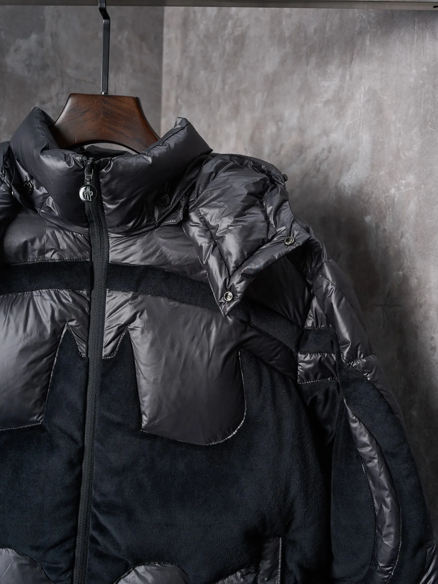 P1240 Actual hanging auction] Moncler/muzzled Batman co-branded logo down jacket [Ready stock] 1 code, 2 codes, 3 codes, 4 codes "The hood is detachable and adjustable to match at will" Customized Moyun high-grade carbon black coated windbreaker fabric Customized Korean-yun flowing velvet knitted fabric Using 400D calendered gallbladder National standard 95 white duck down (welcome to test) Full amount of down, full of warmth, light and fluffy, ingeniously create a joint series Decorated with the Batman logo on the front, inspired by this famous superhero, it is highly recognizable. The iconic Moncler embroidered logo appears on the sleeves, highlighting the brand style and paying tribute to the classics. It is also an interpretation of modern fashion. It tightly locks in body temperature and enjoys warmth and comfort. It becomes the most intimate companion in winter. Computer laser burning cutting uses a high-energy laser beam to instantly melt the fabric fibers at high temperature and perform precise cutting and engraving on the fabric according to the original pattern. The edges are flat to achieve seamless splicing, which effectively prevents the penetration of cold wind and improves the thermal insulation performance of the down jacket. Computer mechanical down filling gives priority to making liner paper patterns to determine the down filling area according to the original three-dimensional effect to determine the weight of down per square meter, thereby calculating the filling amount of each cut piece. The computer down filling machine uses a digital weighing unit to achieve stable measurement. The computer template machine lines the line. The line process of the computer template machine shows extremely high neatness and smoothness. The craftsman's precise control of size during the operation ensures that every line meets the design requirements. The lines of the entire template are smooth and uniform, neat and beautiful.