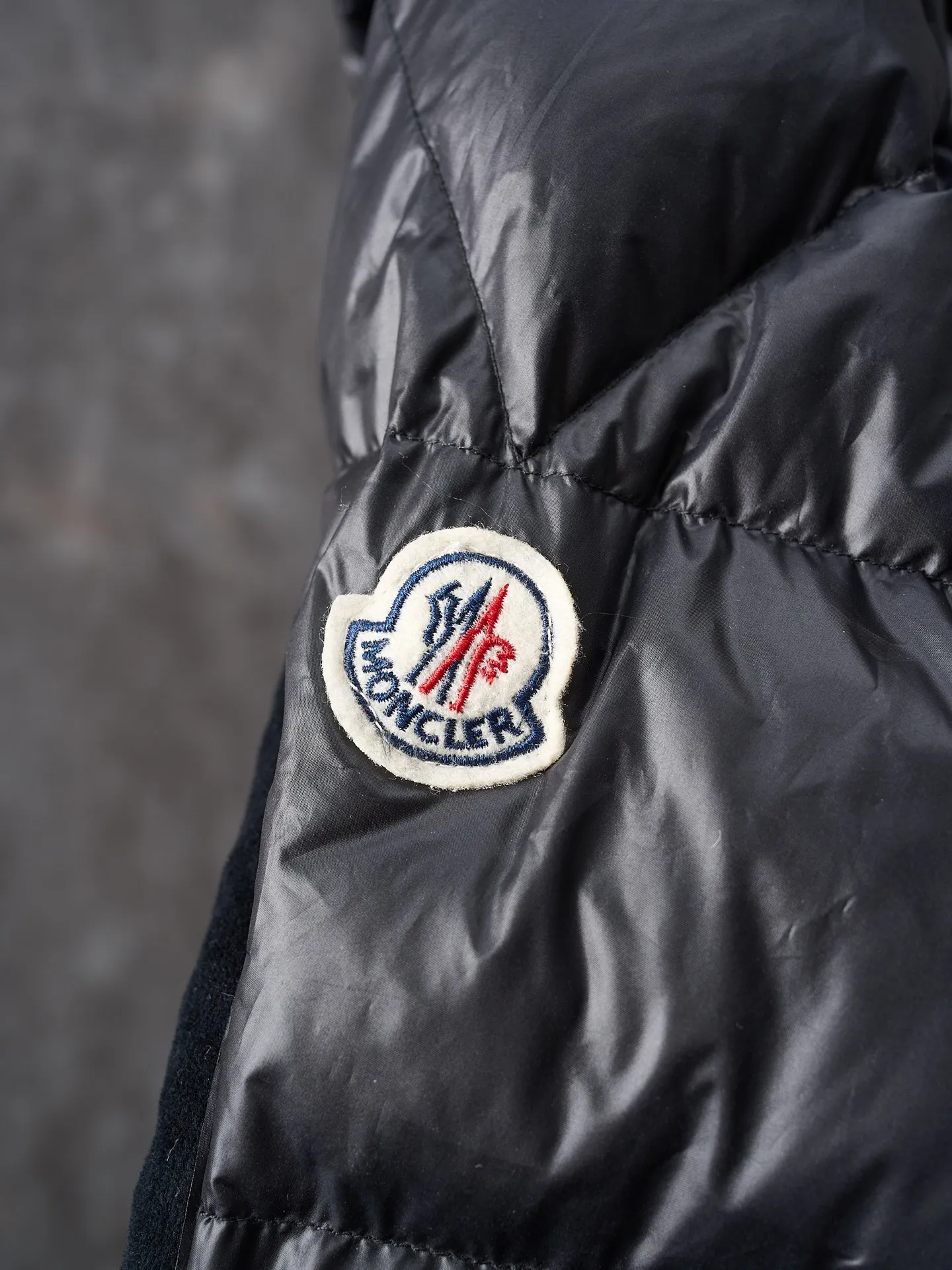 P1240 Actual hanging auction] Moncler/muzzled Batman co-branded logo down jacket [Ready stock] 1 code, 2 codes, 3 codes, 4 codes "The hood is detachable and adjustable to match at will" Customized Moyun high-grade carbon black coated windbreaker fabric Customized Korean-yun flowing velvet knitted fabric Using 400D calendered gallbladder National standard 95 white duck down (welcome to test) Full amount of down, full of warmth, light and fluffy, ingeniously create a joint series Decorated with the Batman logo on the front, inspired by this famous superhero, it is highly recognizable. The iconic Moncler embroidered logo appears on the sleeves, highlighting the brand style and paying tribute to the classics. It is also an interpretation of modern fashion. It tightly locks in body temperature and enjoys warmth and comfort. It becomes the most intimate companion in winter. Computer laser burning cutting uses a high-energy laser beam to instantly melt the fabric fibers at high temperature and perform precise cutting and engraving on the fabric according to the original pattern. The edges are flat to achieve seamless splicing, which effectively prevents the penetration of cold wind and improves the thermal insulation performance of the down jacket. Computer mechanical down filling gives priority to making liner paper patterns to determine the down filling area according to the original three-dimensional effect to determine the weight of down per square meter, thereby calculating the filling amount of each cut piece. The computer down filling machine uses a digital weighing unit to achieve stable measurement. The computer template machine lines the line. The line process of the computer template machine shows extremely high neatness and smoothness. The craftsman's precise control of size during the operation ensures that every line meets the design requirements. The lines of the entire template are smooth and uniform, neat and beautiful.