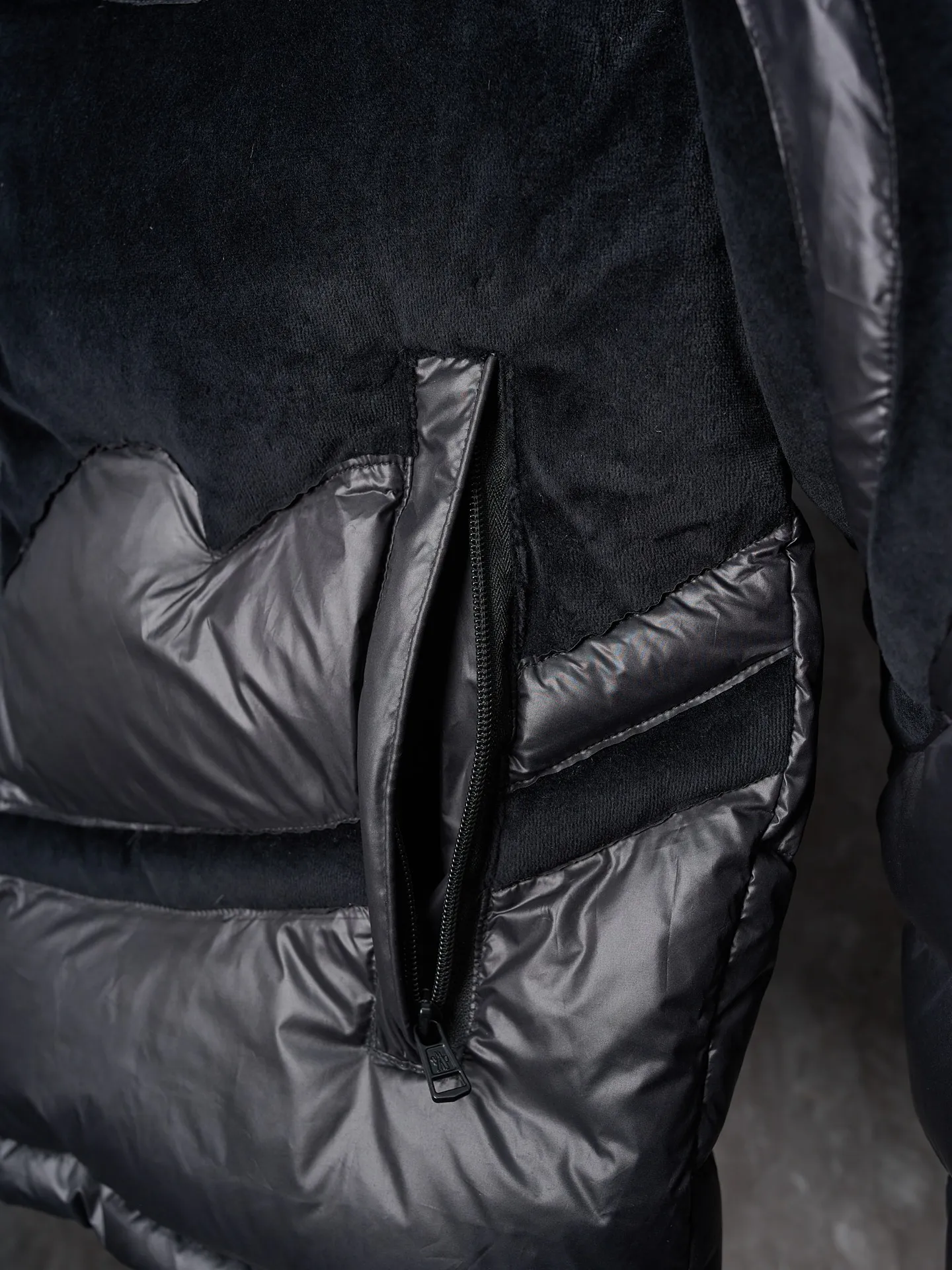P1240 Actual hanging auction] Moncler/muzzled Batman co-branded logo down jacket [Ready stock] 1 code, 2 codes, 3 codes, 4 codes "The hood is detachable and adjustable to match at will" Customized Moyun high-grade carbon black coated windbreaker fabric Customized Korean-yun flowing velvet knitted fabric Using 400D calendered gallbladder National standard 95 white duck down (welcome to test) Full amount of down, full of warmth, light and fluffy, ingeniously create a joint series Decorated with the Batman logo on the front, inspired by this famous superhero, it is highly recognizable. The iconic Moncler embroidered logo appears on the sleeves, highlighting the brand style and paying tribute to the classics. It is also an interpretation of modern fashion. It tightly locks in body temperature and enjoys warmth and comfort. It becomes the most intimate companion in winter. Computer laser burning cutting uses a high-energy laser beam to instantly melt the fabric fibers at high temperature and perform precise cutting and engraving on the fabric according to the original pattern. The edges are flat to achieve seamless splicing, which effectively prevents the penetration of cold wind and improves the thermal insulation performance of the down jacket. Computer mechanical down filling gives priority to making liner paper patterns to determine the down filling area according to the original three-dimensional effect to determine the weight of down per square meter, thereby calculating the filling amount of each cut piece. The computer down filling machine uses a digital weighing unit to achieve stable measurement. The computer template machine lines the line. The line process of the computer template machine shows extremely high neatness and smoothness. The craftsman's precise control of size during the operation ensures that every line meets the design requirements. The lines of the entire template are smooth and uniform, neat and beautiful.