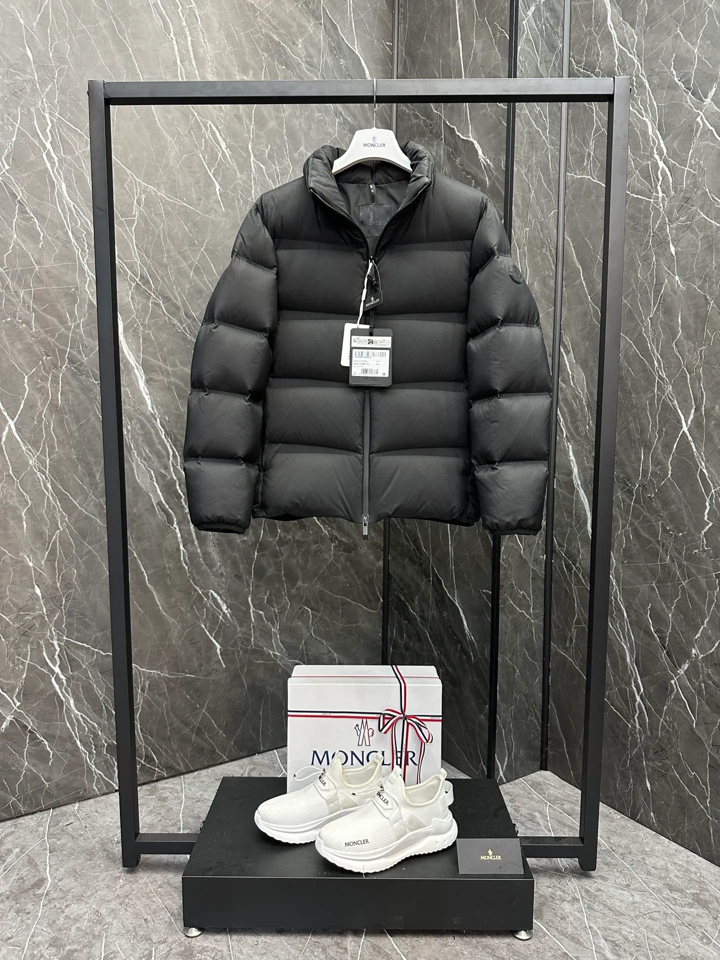 P900 Moncler Masac men's short down jacket. Removable hood. Variable stand-up collar jacket.