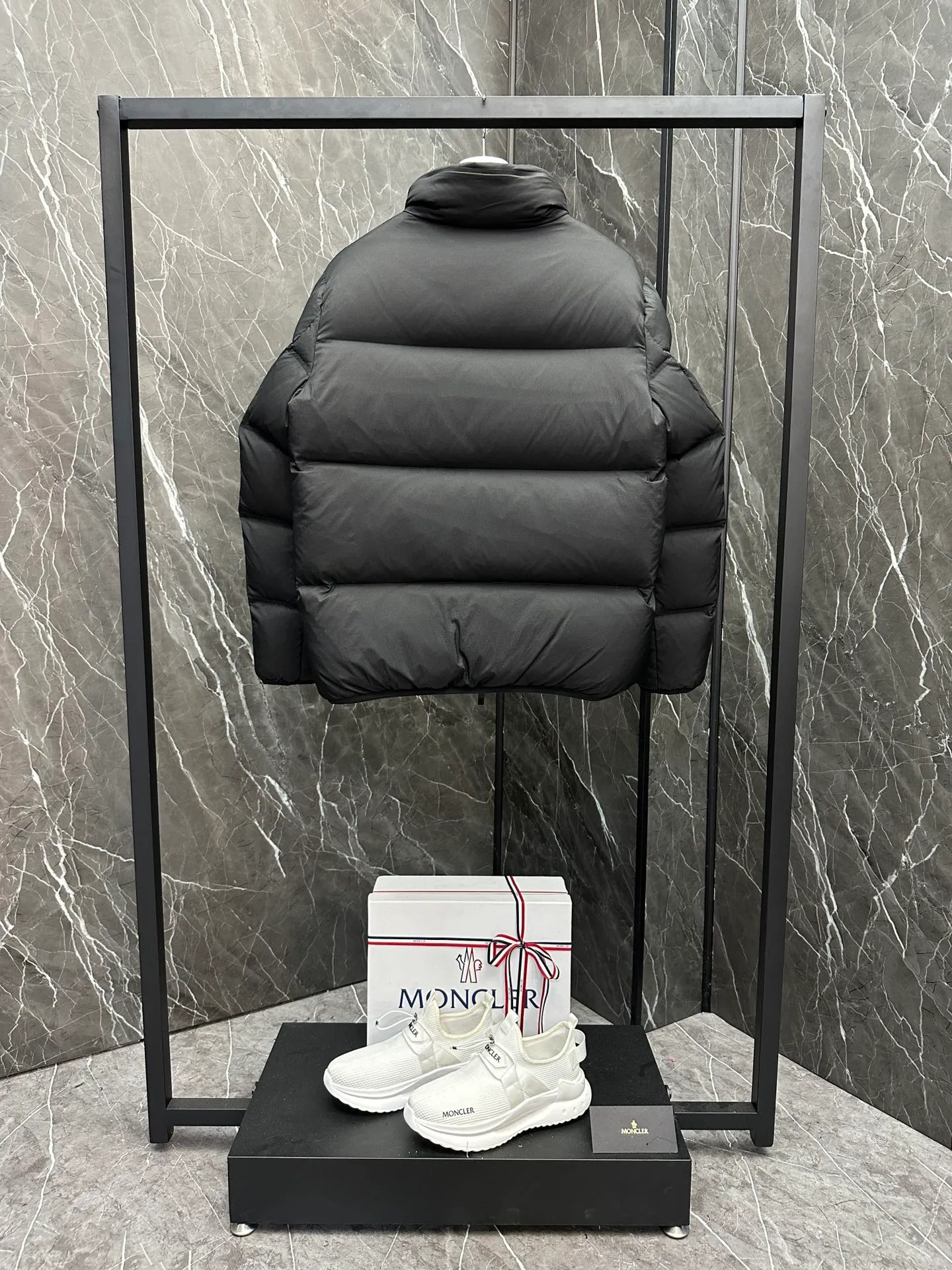 P900 Moncler Masac men's short down jacket. Removable hood. Variable stand-up collar jacket.