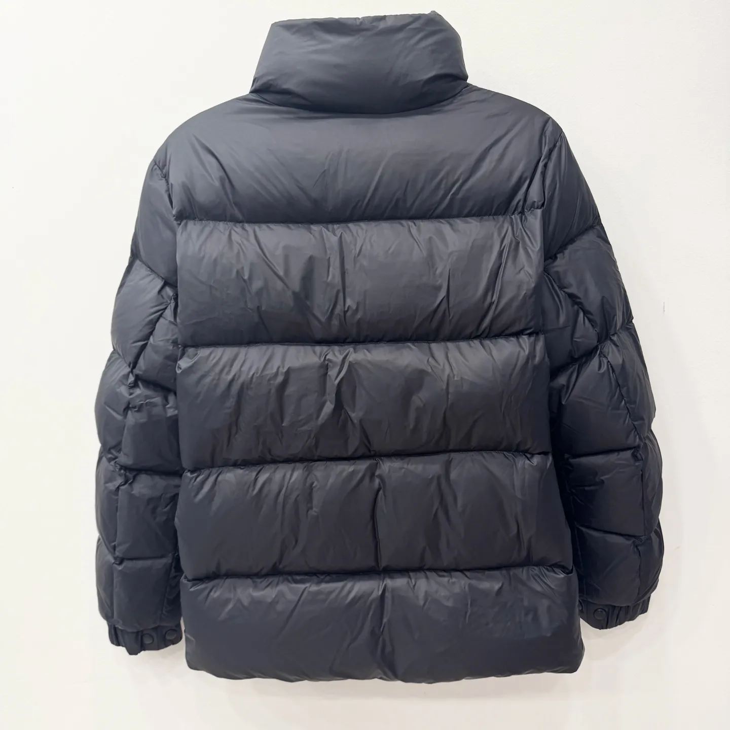 P840 Brand: MONCLER Filling: 90 white duck down Weight: 290 Size: 12345 Color: Black Blue Citala down jacket uses ultra-light nylon lining and longue saison to ensure a high degree of warmth without sacrificing lightness. The style features a comfortable fit, unique high collar and pudding quilting.   Made of ultralight nylon saison bench lining feather filling stand collar zipper closure zipper pockets elasticated cuffs and bottom of garment felt logo patch size and fit