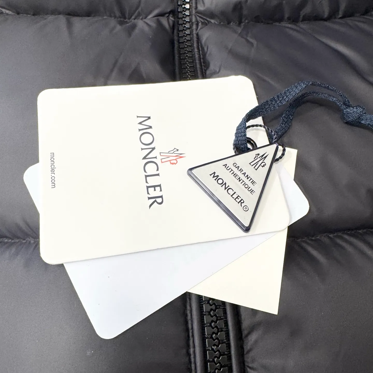 P840 Brand: MONCLER Filling: 90 white duck down Weight: 290 Size: 12345 Color: Black Blue Citala down jacket uses ultra-light nylon lining and longue saison to ensure a high degree of warmth without sacrificing lightness. The style features a comfortable fit, unique high collar and pudding quilting.   Made of ultralight nylon saison bench lining feather filling stand collar zipper closure zipper pockets elasticated cuffs and bottom of garment felt logo patch size and fit