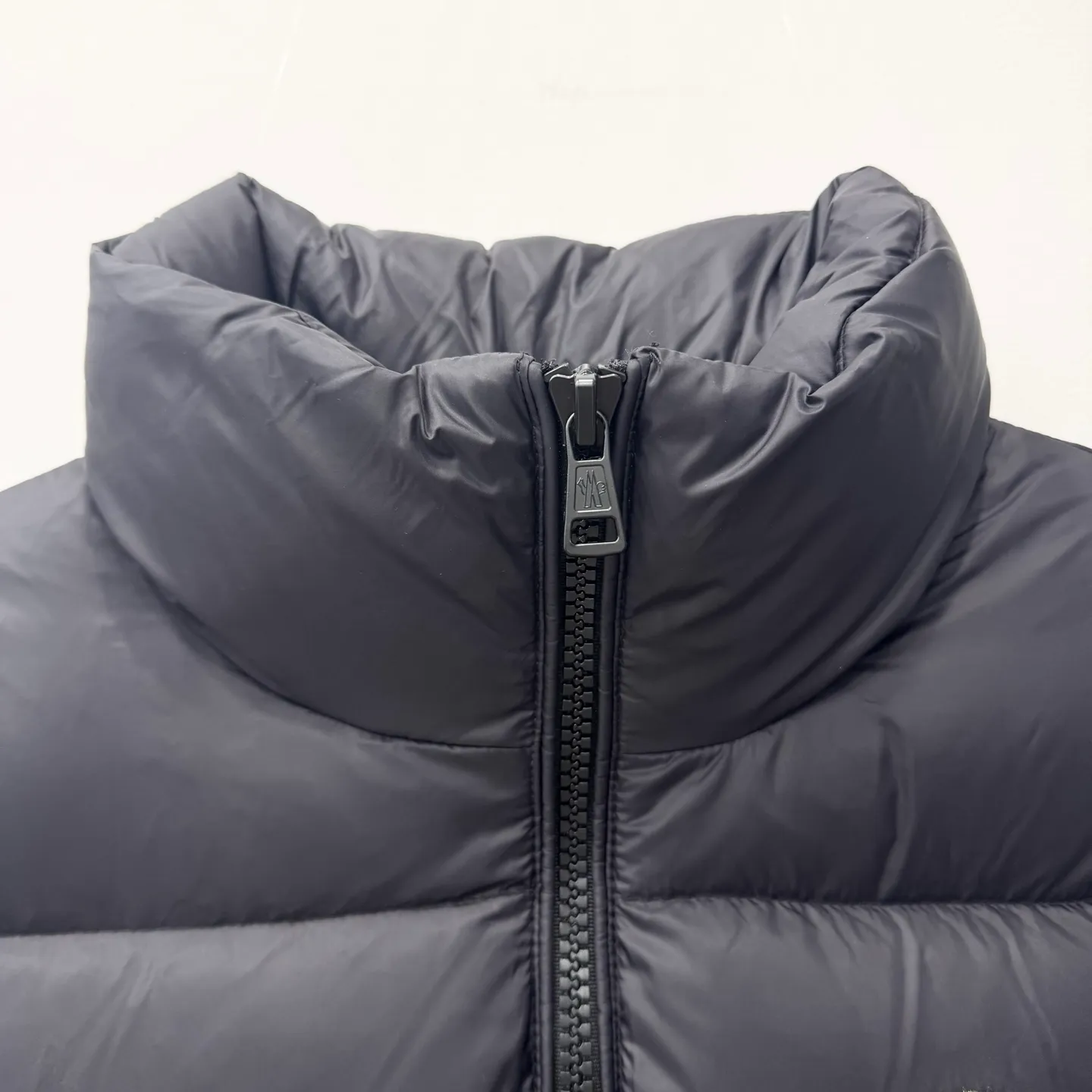 P840 Brand: MONCLER Filling: 90 white duck down Weight: 290 Size: 12345 Color: Black Blue Citala down jacket uses ultra-light nylon lining and longue saison to ensure a high degree of warmth without sacrificing lightness. The style features a comfortable fit, unique high collar and pudding quilting.   Made of ultralight nylon saison bench lining feather filling stand collar zipper closure zipper pockets elasticated cuffs and bottom of garment felt logo patch size and fit