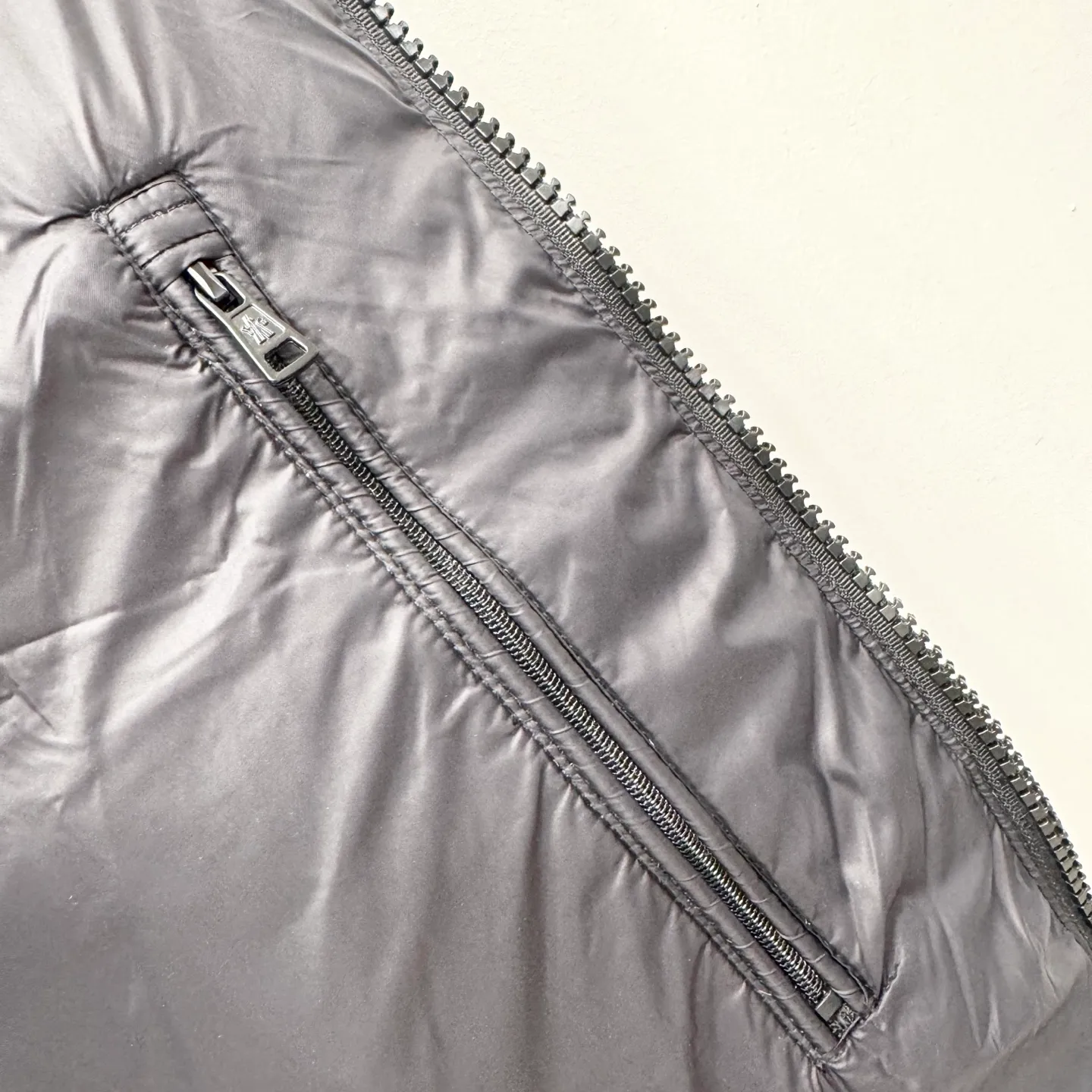 P840 Brand: MONCLER Filling: 90 white duck down Weight: 290 Size: 12345 Color: Black Blue Citala down jacket uses ultra-light nylon lining and longue saison to ensure a high degree of warmth without sacrificing lightness. The style features a comfortable fit, unique high collar and pudding quilting.   Made of ultralight nylon saison bench lining feather filling stand collar zipper closure zipper pockets elasticated cuffs and bottom of garment felt logo patch size and fit