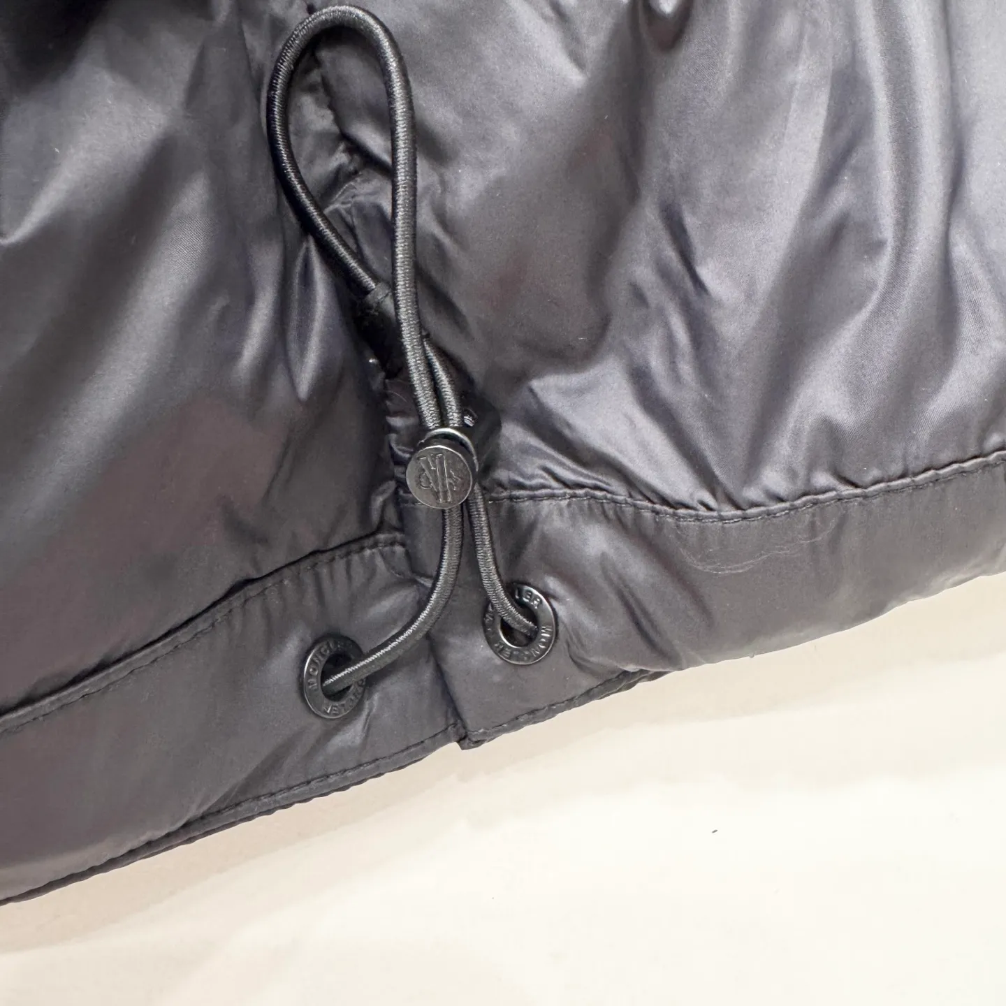 P840 Brand: MONCLER Filling: 90 white duck down Weight: 290 Size: 12345 Color: Black Blue Citala down jacket uses ultra-light nylon lining and longue saison to ensure a high degree of warmth without sacrificing lightness. The style features a comfortable fit, unique high collar and pudding quilting.   Made of ultralight nylon saison bench lining feather filling stand collar zipper closure zipper pockets elasticated cuffs and bottom of garment felt logo patch size and fit