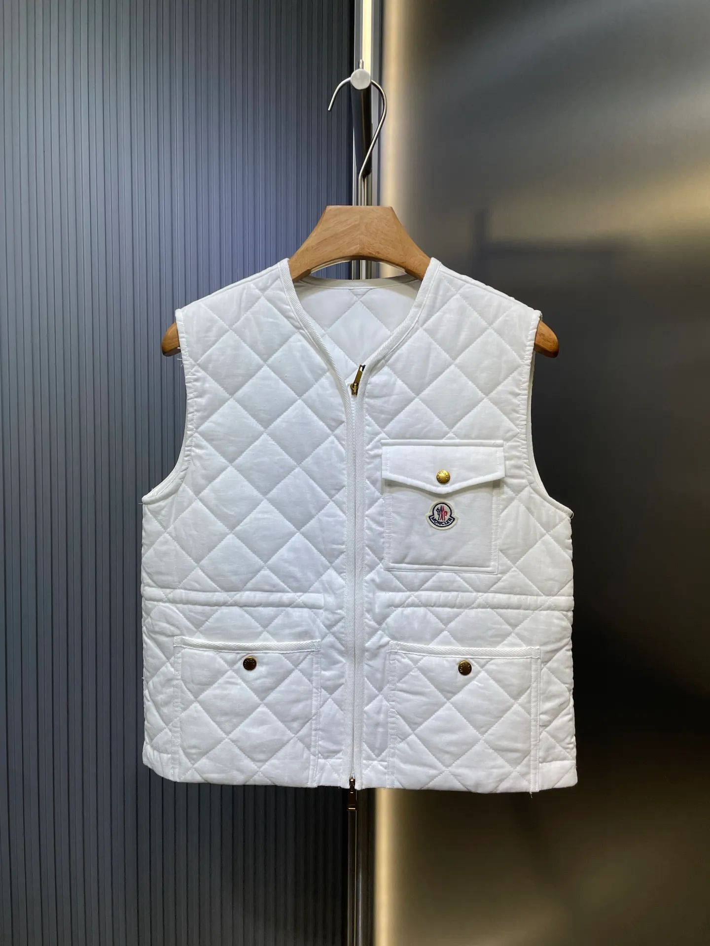 P430 Moncler🌟【Top original order】25FW early autumn new style rhombus cotton vest丨⚠Exclusive high-end version! Zippered vest style. The whole body is made of rhombus embossing. Multiple pockets for hand warmers to increase capacity. The design is rich and practical. The iconic logo patch on the chest is embellished to show a low-key and high-end feel. The drawstring on the inner waist adjusts the elasticity of the curve and is easy to put on and take off. The exquisite logo is decorated on the inner side. Details can successfully get rid of dullness. Integrate warmth and fashion. Size: s m l