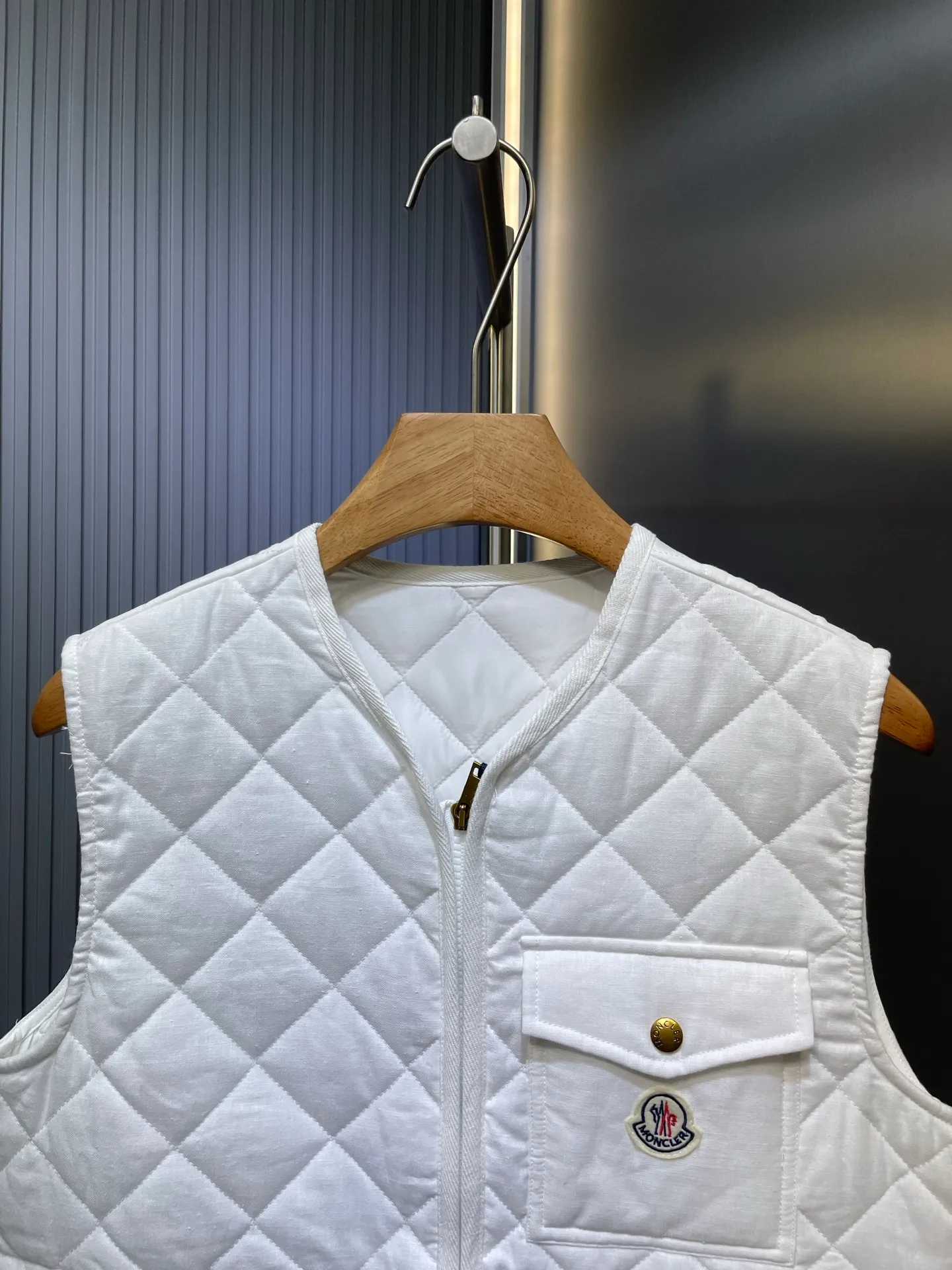 P430 Moncler🌟【Top original order】25FW early autumn new style rhombus cotton vest丨⚠Exclusive high-end version! Zippered vest style. The whole body is made of rhombus embossing. Multiple pockets for hand warmers to increase capacity. The design is rich and practical. The iconic logo patch on the chest is embellished to show a low-key and high-end feel. The drawstring on the inner waist adjusts the elasticity of the curve and is easy to put on and take off. The exquisite logo is decorated on the inner side. Details can successfully get rid of dullness. Integrate warmth and fashion. Size: s m l