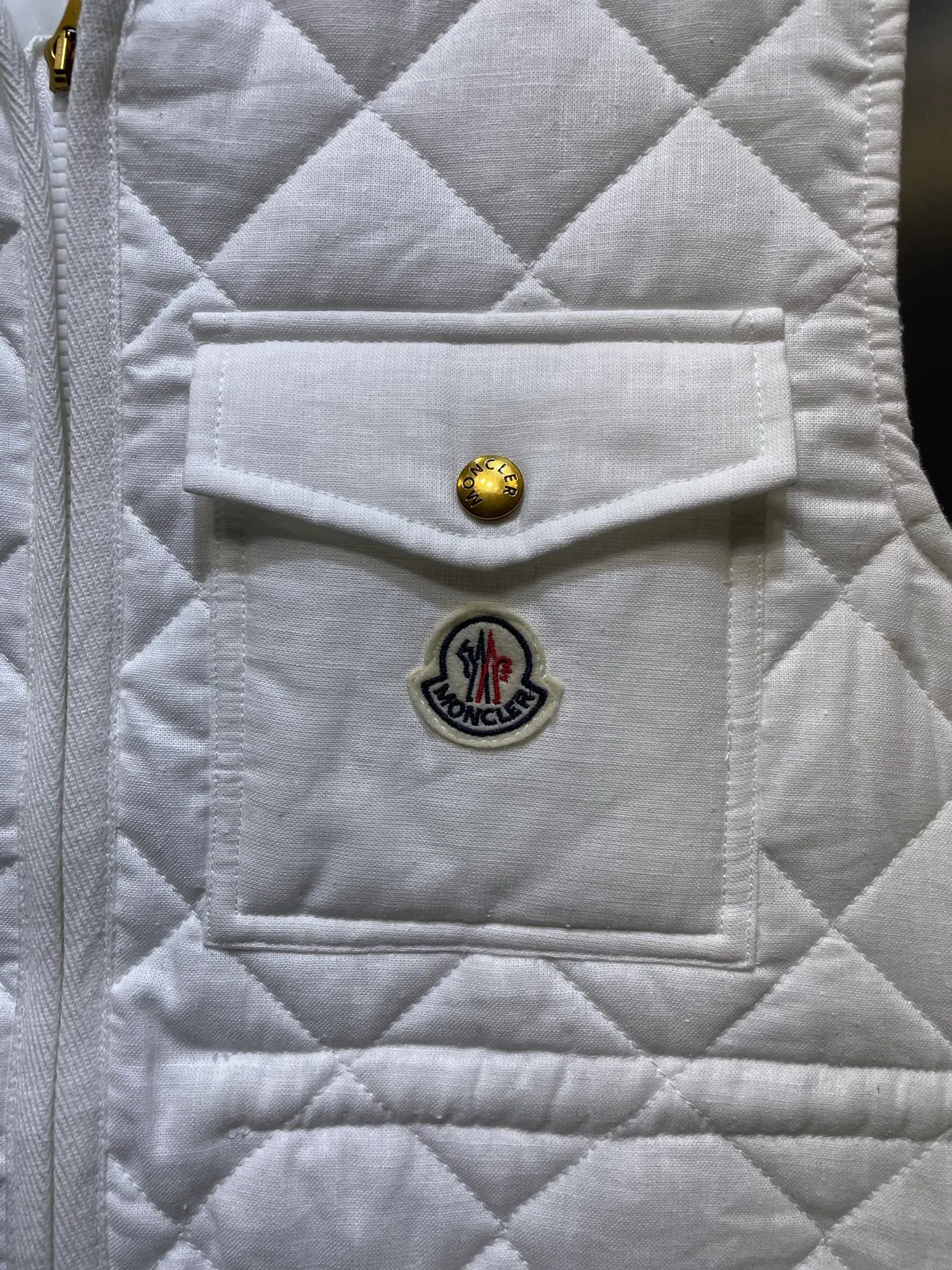 P430 Moncler🌟【Top original order】25FW early autumn new style rhombus cotton vest丨⚠Exclusive high-end version! Zippered vest style. The whole body is made of rhombus embossing. Multiple pockets for hand warmers to increase capacity. The design is rich and practical. The iconic logo patch on the chest is embellished to show a low-key and high-end feel. The drawstring on the inner waist adjusts the elasticity of the curve and is easy to put on and take off. The exquisite logo is decorated on the inner side. Details can successfully get rid of dullness. Integrate warmth and fashion. Size: s m l