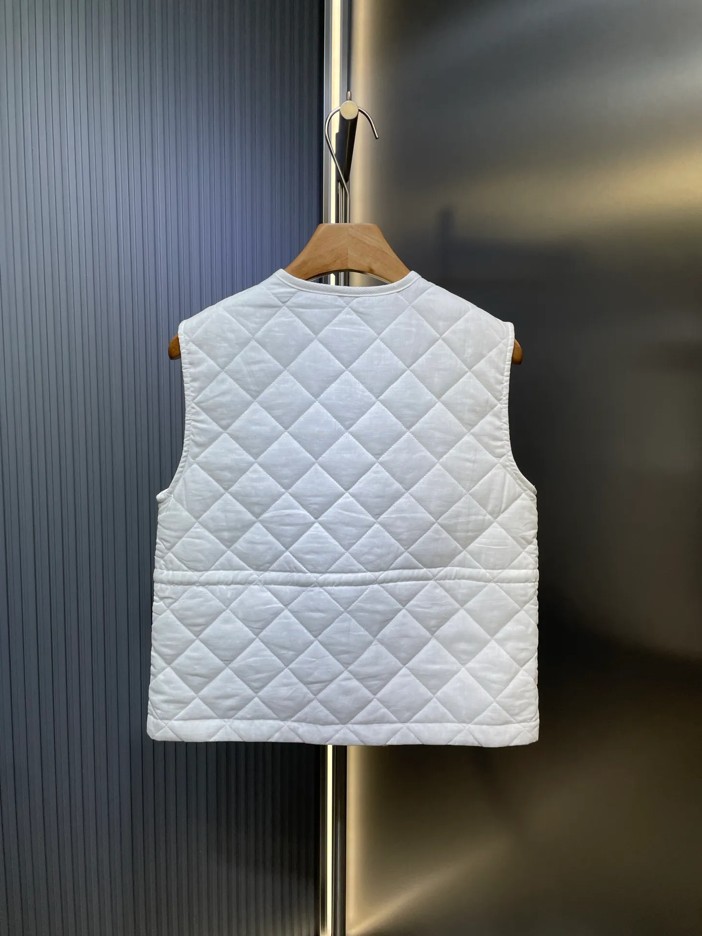 P430 Moncler🌟【Top original order】25FW early autumn new style rhombus cotton vest丨⚠Exclusive high-end version! Zippered vest style. The whole body is made of rhombus embossing. Multiple pockets for hand warmers to increase capacity. The design is rich and practical. The iconic logo patch on the chest is embellished to show a low-key and high-end feel. The drawstring on the inner waist adjusts the elasticity of the curve and is easy to put on and take off. The exquisite logo is decorated on the inner side. Details can successfully get rid of dullness. Integrate warmth and fashion. Size: s m l