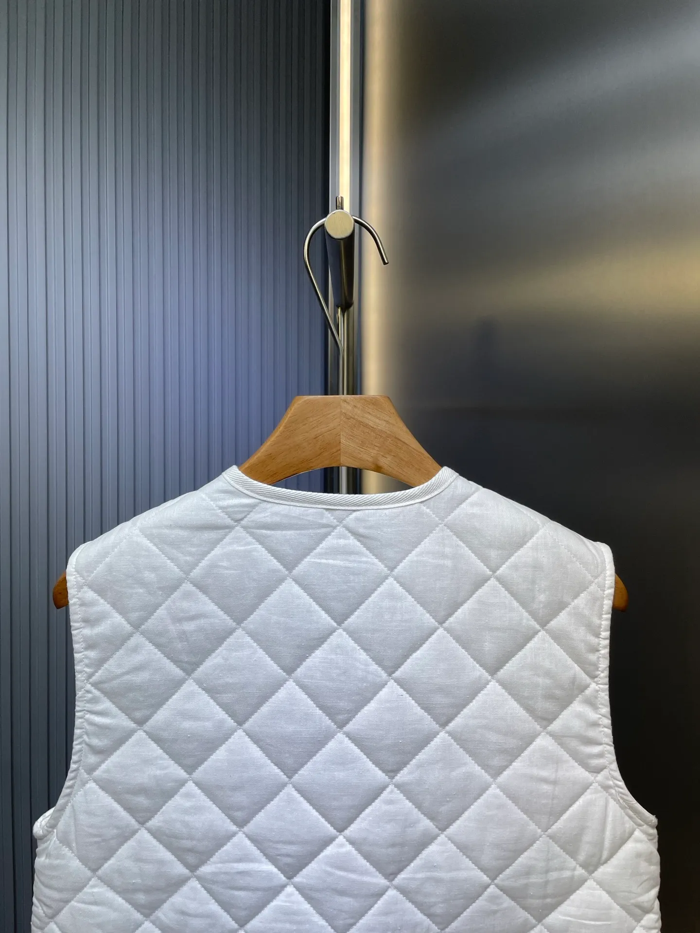 P430 Moncler🌟【Top original order】25FW early autumn new style rhombus cotton vest丨⚠Exclusive high-end version! Zippered vest style. The whole body is made of rhombus embossing. Multiple pockets for hand warmers to increase capacity. The design is rich and practical. The iconic logo patch on the chest is embellished to show a low-key and high-end feel. The drawstring on the inner waist adjusts the elasticity of the curve and is easy to put on and take off. The exquisite logo is decorated on the inner side. Details can successfully get rid of dullness. Integrate warmth and fashion. Size: s m l