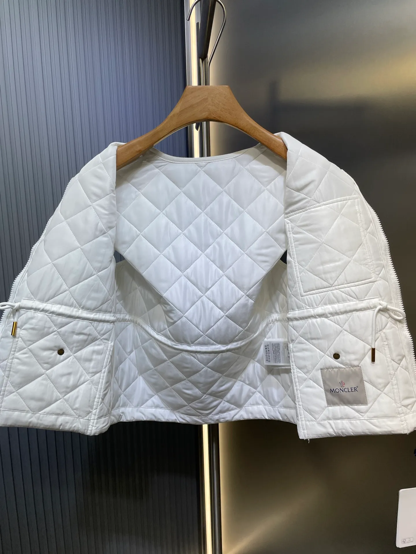 P430 Moncler🌟【Top original order】25FW early autumn new style rhombus cotton vest丨⚠Exclusive high-end version! Zippered vest style. The whole body is made of rhombus embossing. Multiple pockets for hand warmers to increase capacity. The design is rich and practical. The iconic logo patch on the chest is embellished to show a low-key and high-end feel. The drawstring on the inner waist adjusts the elasticity of the curve and is easy to put on and take off. The exquisite logo is decorated on the inner side. Details can successfully get rid of dullness. Integrate warmth and fashion. Size: s m l