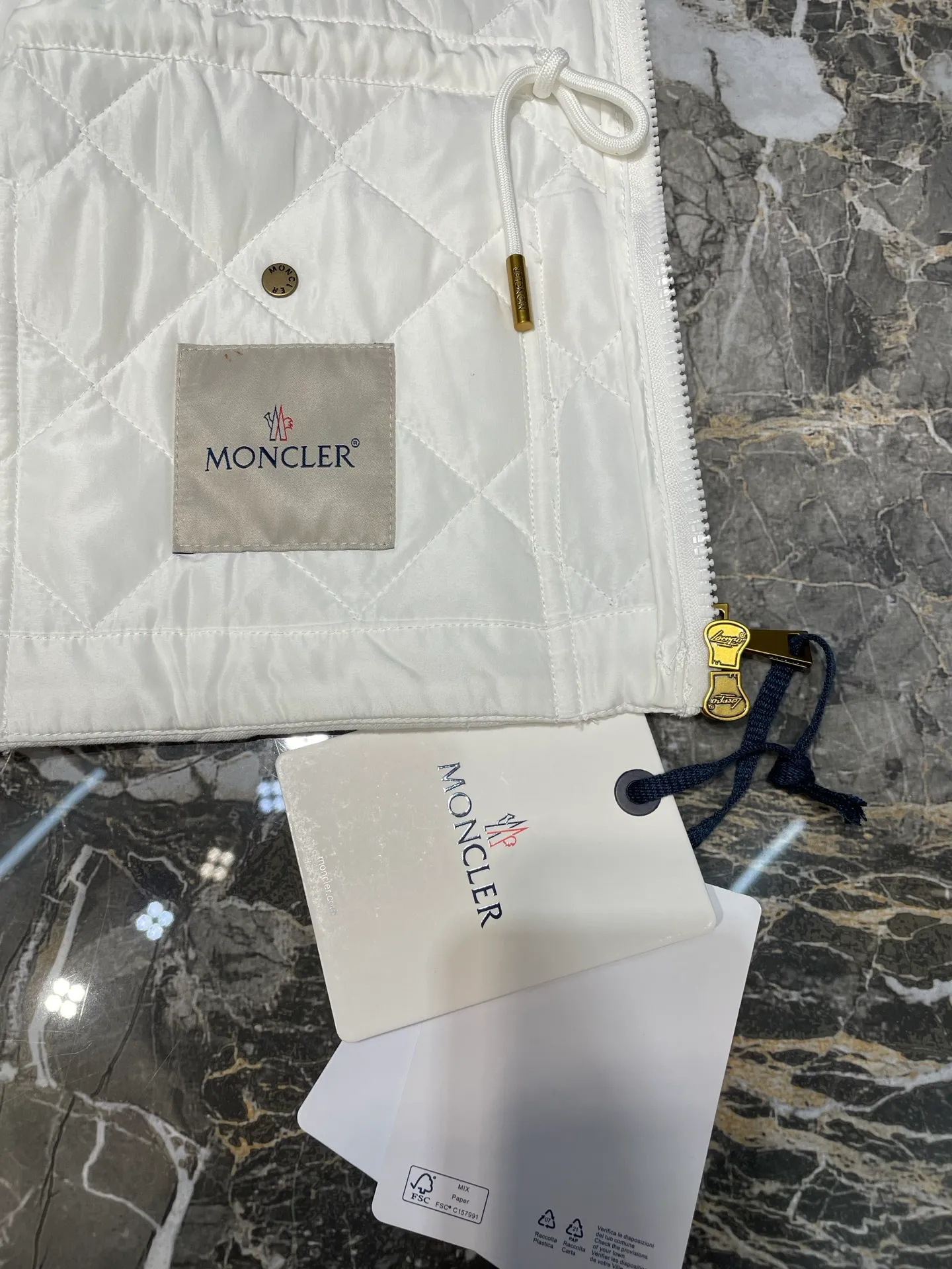 P430 Moncler🌟【Top original order】25FW early autumn new style rhombus cotton vest丨⚠Exclusive high-end version! Zippered vest style. The whole body is made of rhombus embossing. Multiple pockets for hand warmers to increase capacity. The design is rich and practical. The iconic logo patch on the chest is embellished to show a low-key and high-end feel. The drawstring on the inner waist adjusts the elasticity of the curve and is easy to put on and take off. The exquisite logo is decorated on the inner side. Details can successfully get rid of dullness. Integrate warmth and fashion. Size: s m l
