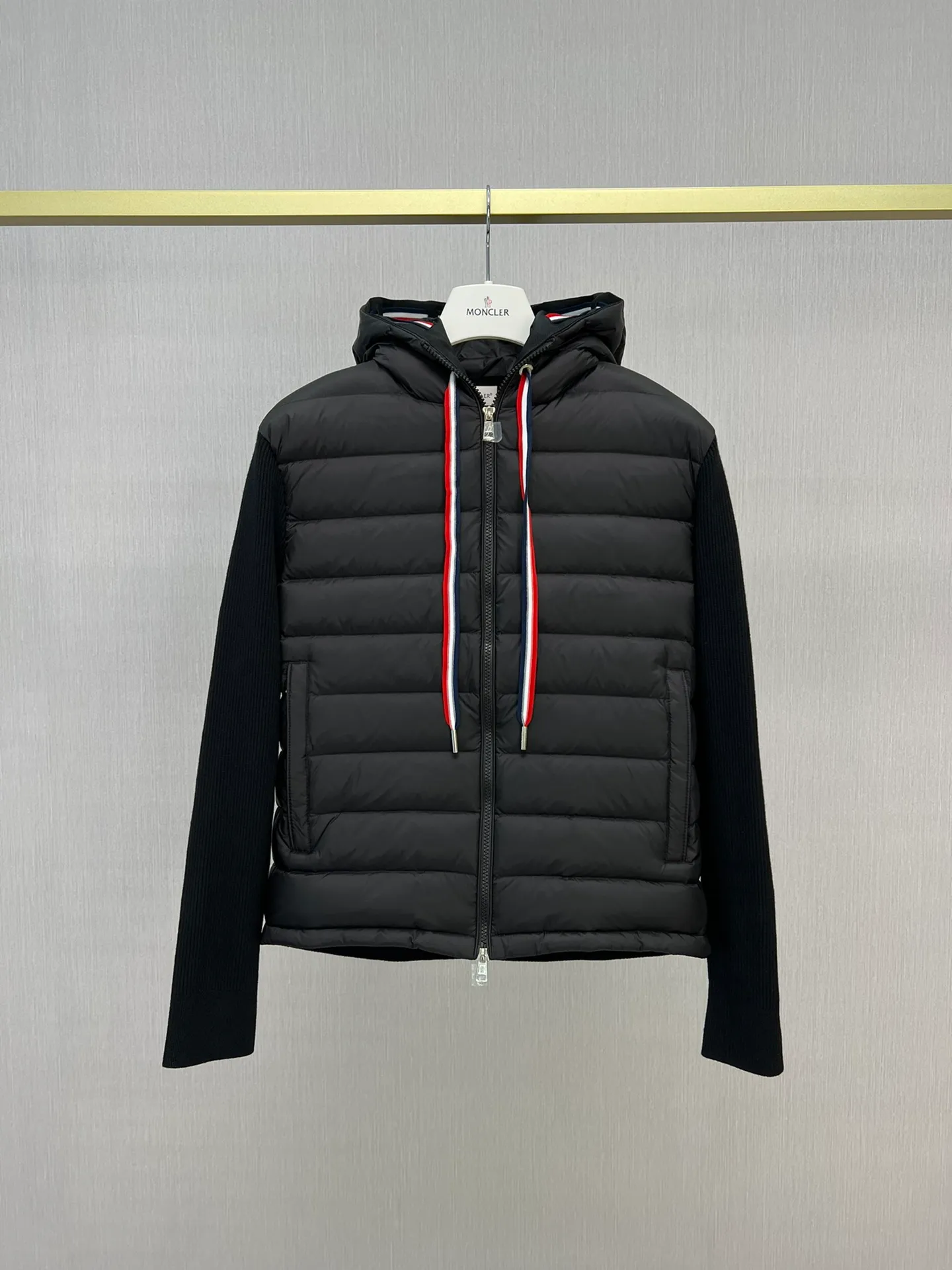 P680 Monc1er/Mongolian* wool sleeve sub-black men's patchwork hooded knitted down jacket ‼ ️Exclusive model, exclusive release‼ ️ Size: M L  Selling Points: Wool splicing hooded zipper men's down jacket lined with 90 white duck down ➕ virgin wool 100% + nylon fabric Moncler down jacket men's wool splicing hooded knitted men's down jacket New product for autumn and winter inner wear!!! In fact, down in China is a basic style in black, it can be worn alone or layered, it will be more layered!!! Autumn wear is very elegant! The texture is amazing, the velvet is large, delicate and stemless, and full of fluffiness! The amount of filling is sufficient, and the thermal insulation performance is not to mention!!! It is windproof and warm, eliminating any possibility of velvet running. It feels silky and soft, and the stiffness is also very light. This is the time to prepare it! It doesn't look bloated at all, not to mention the design!!! The black classic is easy to match and not old-fashioned, and the decorative design with this hooded webbing on the configuration shows the temperament and charm of a man!