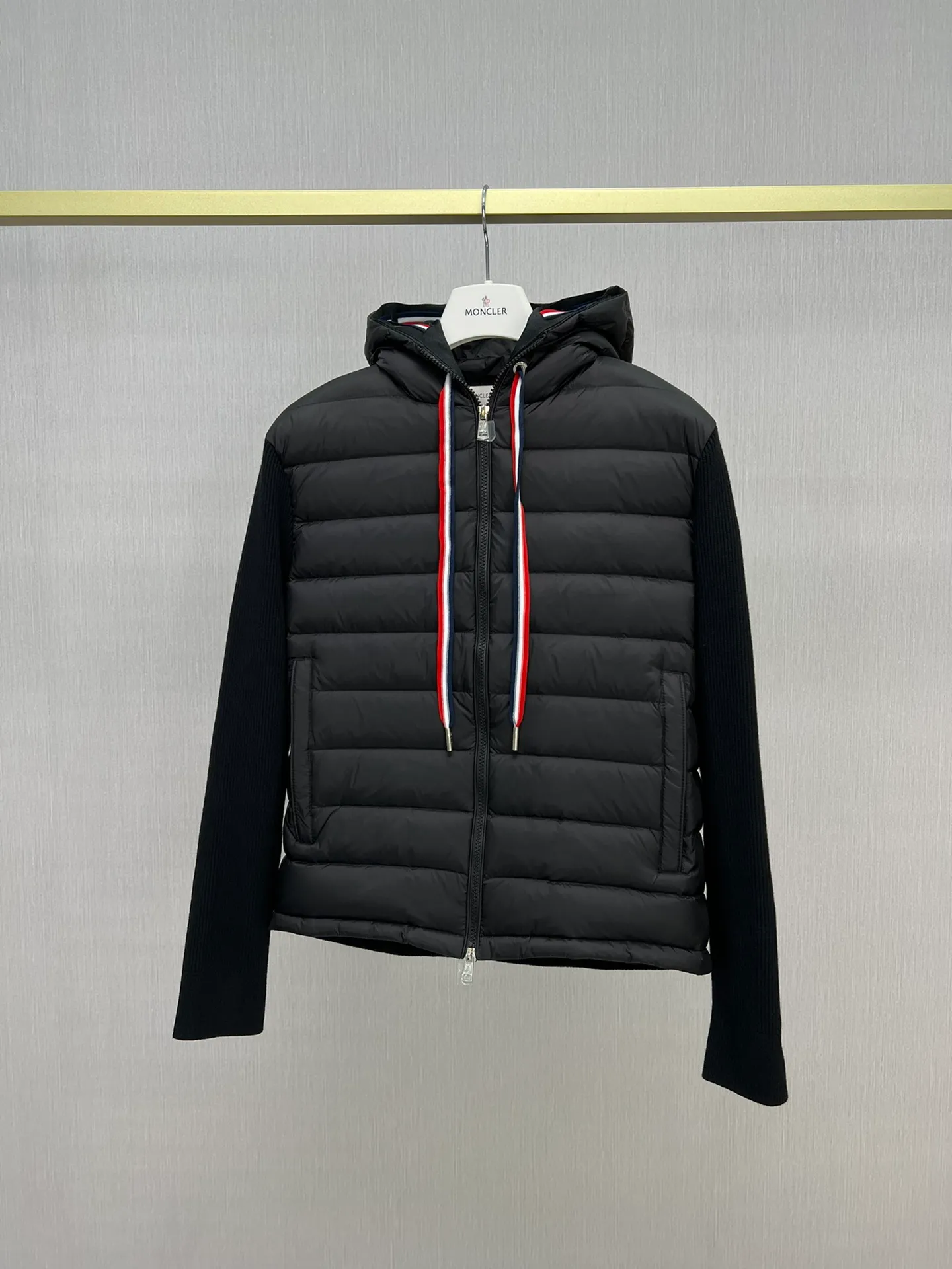 P680 Monc1er/Mongolian* wool sleeve sub-black men's patchwork hooded knitted down jacket ‼ ️Exclusive model, exclusive release‼ ️ Size: M L  Selling Points: Wool splicing hooded zipper men's down jacket lined with 90 white duck down ➕ virgin wool 100% + nylon fabric Moncler down jacket men's wool splicing hooded knitted men's down jacket New product for autumn and winter inner wear!!! In fact, down in China is a basic style in black, it can be worn alone or layered, it will be more layered!!! Autumn wear is very elegant! The texture is amazing, the velvet is large, delicate and stemless, and full of fluffiness! The amount of filling is sufficient, and the thermal insulation performance is not to mention!!! It is windproof and warm, eliminating any possibility of velvet running. It feels silky and soft, and the stiffness is also very light. This is the time to prepare it! It doesn't look bloated at all, not to mention the design!!! The black classic is easy to match and not old-fashioned, and the decorative design with this hooded webbing on the configuration shows the temperament and charm of a man!