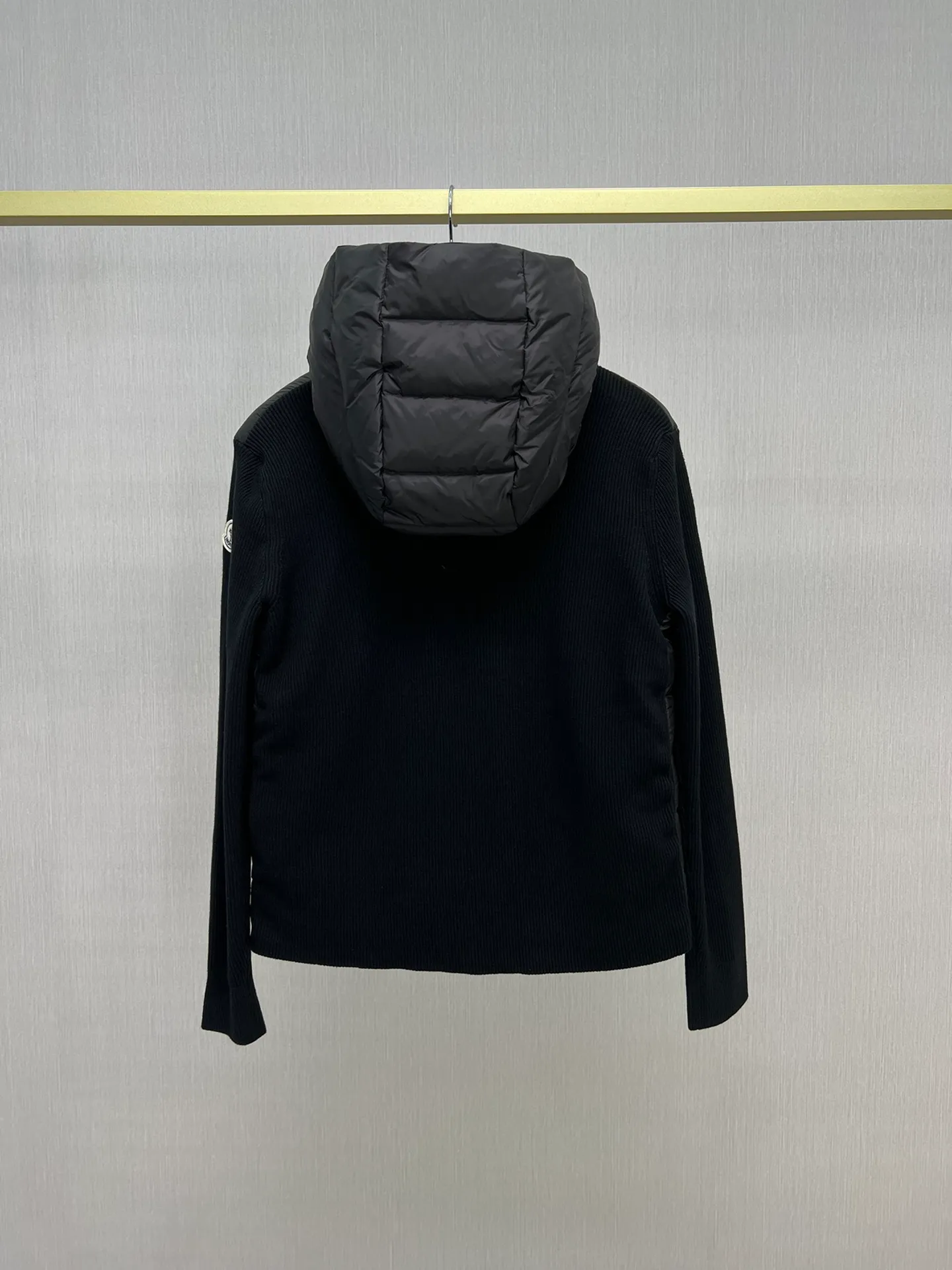 P680 Monc1er/Mongolian* wool sleeve sub-black men's patchwork hooded knitted down jacket ‼ ️Exclusive model, exclusive release‼ ️ Size: M L  Selling Points: Wool splicing hooded zipper men's down jacket lined with 90 white duck down ➕ virgin wool 100% + nylon fabric Moncler down jacket men's wool splicing hooded knitted men's down jacket New product for autumn and winter inner wear!!! In fact, down in China is a basic style in black, it can be worn alone or layered, it will be more layered!!! Autumn wear is very elegant! The texture is amazing, the velvet is large, delicate and stemless, and full of fluffiness! The amount of filling is sufficient, and the thermal insulation performance is not to mention!!! It is windproof and warm, eliminating any possibility of velvet running. It feels silky and soft, and the stiffness is also very light. This is the time to prepare it! It doesn't look bloated at all, not to mention the design!!! The black classic is easy to match and not old-fashioned, and the decorative design with this hooded webbing on the configuration shows the temperament and charm of a man!
