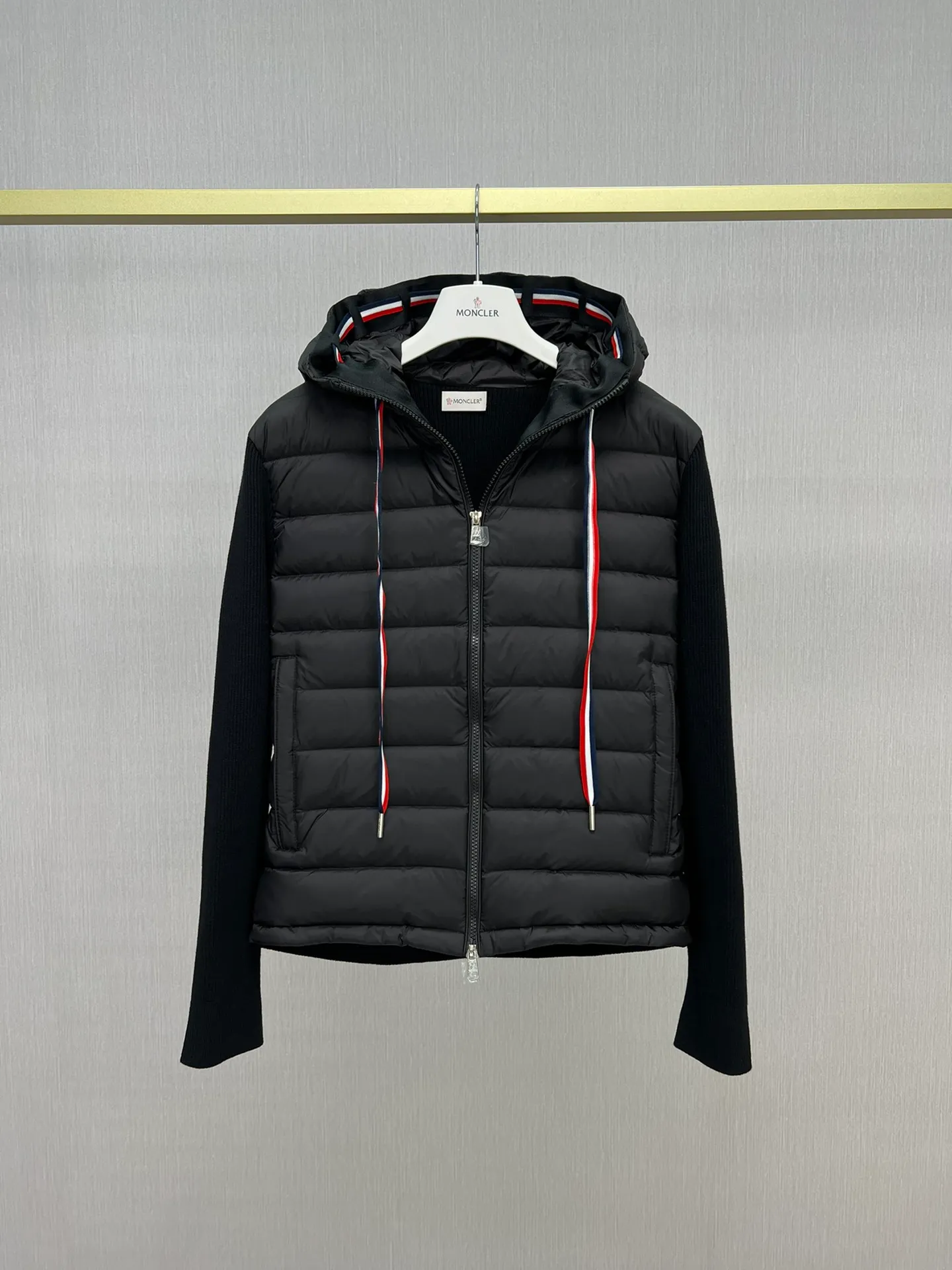 P680 Monc1er/Mongolian* wool sleeve sub-black men's patchwork hooded knitted down jacket ‼ ️Exclusive model, exclusive release‼ ️ Size: M L  Selling Points: Wool splicing hooded zipper men's down jacket lined with 90 white duck down ➕ virgin wool 100% + nylon fabric Moncler down jacket men's wool splicing hooded knitted men's down jacket New product for autumn and winter inner wear!!! In fact, down in China is a basic style in black, it can be worn alone or layered, it will be more layered!!! Autumn wear is very elegant! The texture is amazing, the velvet is large, delicate and stemless, and full of fluffiness! The amount of filling is sufficient, and the thermal insulation performance is not to mention!!! It is windproof and warm, eliminating any possibility of velvet running. It feels silky and soft, and the stiffness is also very light. This is the time to prepare it! It doesn't look bloated at all, not to mention the design!!! The black classic is easy to match and not old-fashioned, and the decorative design with this hooded webbing on the configuration shows the temperament and charm of a man!
