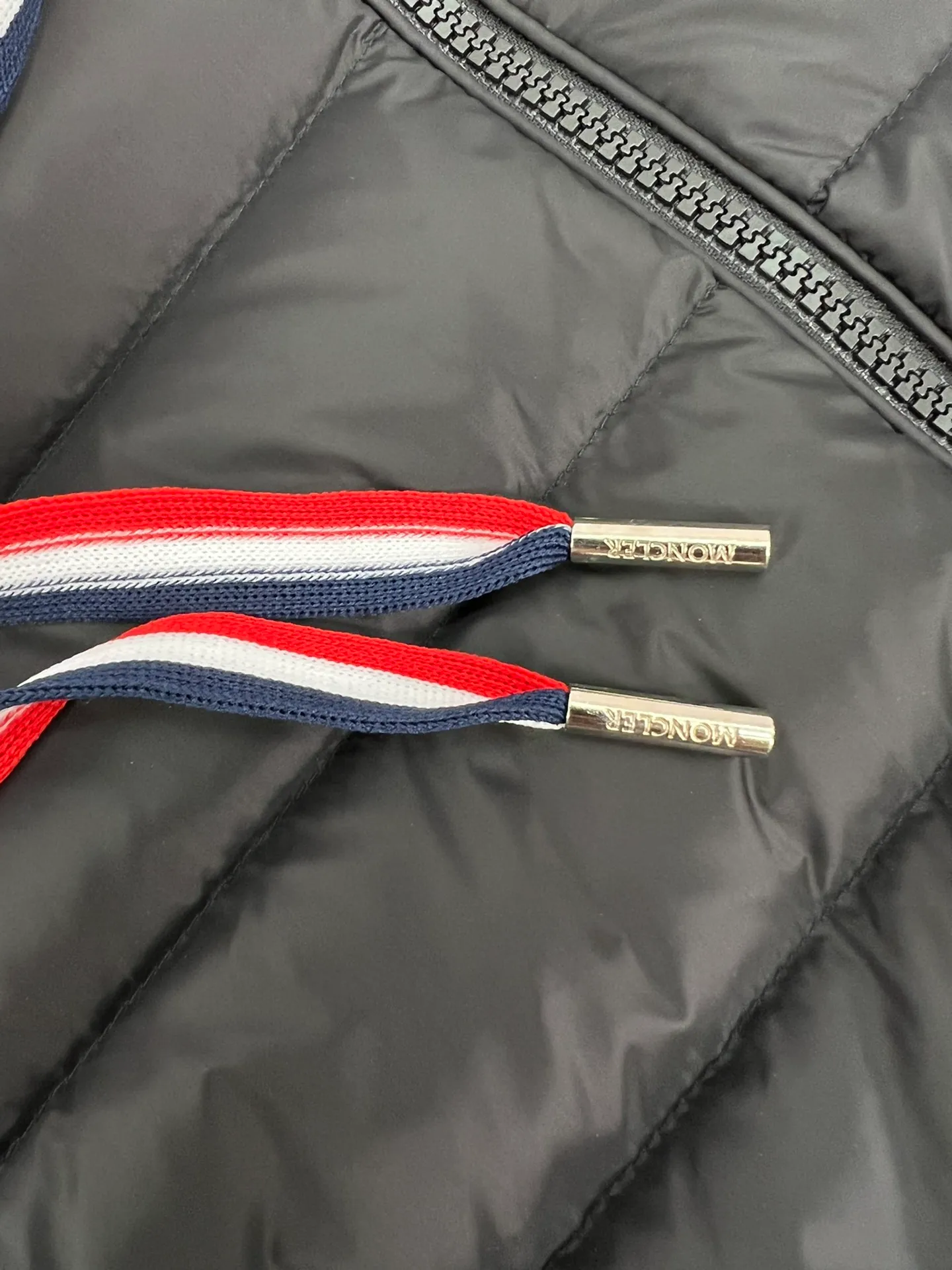 P680 Monc1er/Mongolian* wool sleeve sub-black men's patchwork hooded knitted down jacket ‼ ️Exclusive model, exclusive release‼ ️ Size: M L  Selling Points: Wool splicing hooded zipper men's down jacket lined with 90 white duck down ➕ virgin wool 100% + nylon fabric Moncler down jacket men's wool splicing hooded knitted men's down jacket New product for autumn and winter inner wear!!! In fact, down in China is a basic style in black, it can be worn alone or layered, it will be more layered!!! Autumn wear is very elegant! The texture is amazing, the velvet is large, delicate and stemless, and full of fluffiness! The amount of filling is sufficient, and the thermal insulation performance is not to mention!!! It is windproof and warm, eliminating any possibility of velvet running. It feels silky and soft, and the stiffness is also very light. This is the time to prepare it! It doesn't look bloated at all, not to mention the design!!! The black classic is easy to match and not old-fashioned, and the decorative design with this hooded webbing on the configuration shows the temperament and charm of a man!