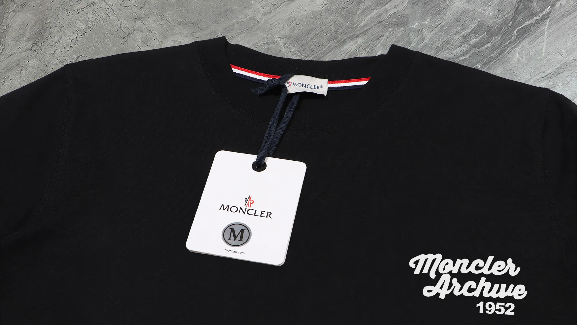 P140 Upgraded version "Mobile phone smart sensor ~ NFC chip armband ~ Direct access to the official website for anti-counterfeiting" "Moncler ~ Mouth Mouth" 2025 new high-quality round neck short-sleeved T-shirt. The cuffs have imported embroidered labels. Customized dyeing, very comfortable to touch. Super versatile and good-looking short-sleeved. Complete with three labels. Non-market ordinary version. Feel free to compare. Quality is absolutely guaranteed! ‼ First of all, this original fabric is all custom-woven with 32-count double yarn fabric, 250G, and the weight is the same‼ Fine workmanship, double waistcoat method, double waistcoat method, double waistcoat method makes the whole dress more three-dimensional, which is not a craft that ordinary T-shirts can achieve🤪 Size: S-M-L-XL-2XL Color: black, white, apricot, same style for men and women