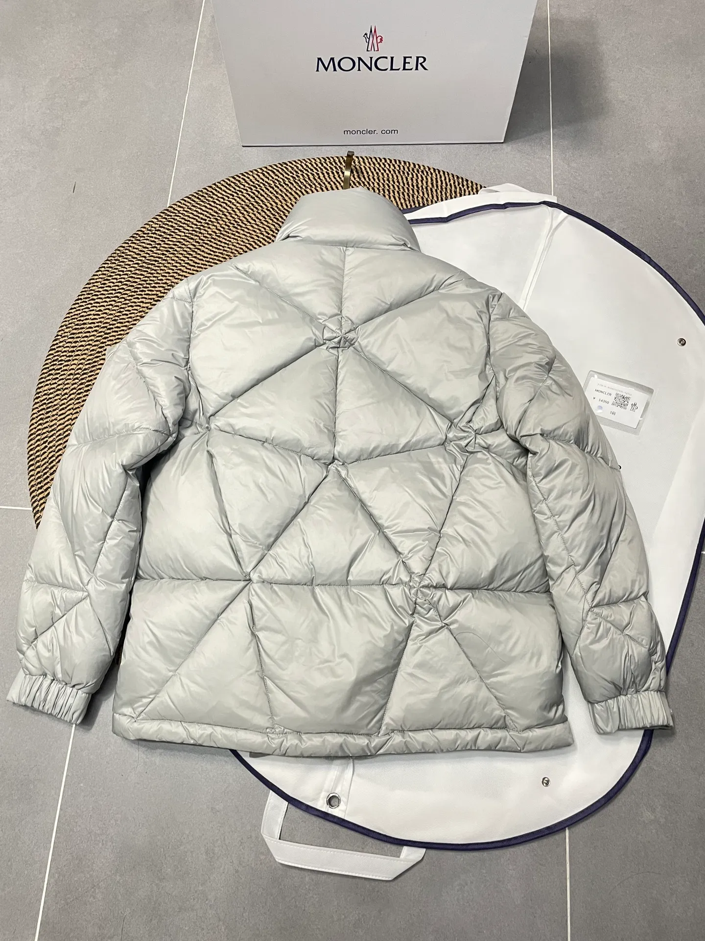 P800 Fei Dong collaborates with Moncler. Moncler once again joins hands with Pharrell Williams to create a joint series. The top 90 white duck I chose this time is the Moncler Genius product line. This Oak jacket is made of technical nylon, equipped with snap pockets and down padding to create the best warmth. The unique triangular car line will create a more artistic visual effect as a whole. The solid color dress is only decorated with LOGO on the chest and arms, which will not be too public while retaining the joint identity. It is also very versatile when paired together. This design technique has also appeared many times in Fei Dong’s joint brands, which is quite recognizable. Size: 1-5