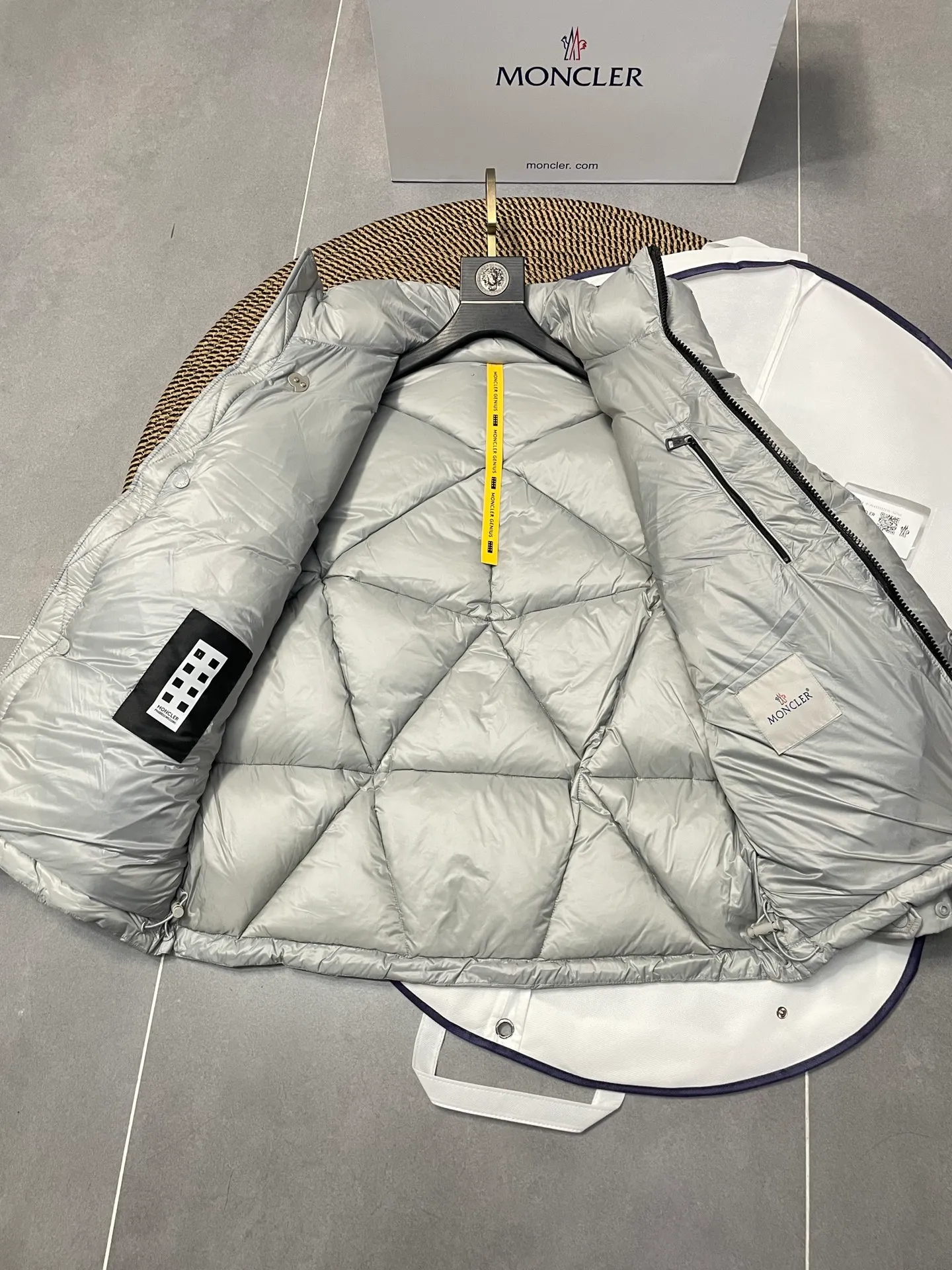 P800 Fei Dong collaborates with Moncler. Moncler once again joins hands with Pharrell Williams to create a joint series. The top 90 white duck I chose this time is the Moncler Genius product line. This Oak jacket is made of technical nylon, equipped with snap pockets and down padding to create the best warmth. The unique triangular car line will create a more artistic visual effect as a whole. The solid color dress is only decorated with LOGO on the chest and arms, which will not be too public while retaining the joint identity. It is also very versatile when paired together. This design technique has also appeared many times in Fei Dong’s joint brands, which is quite recognizable. Size: 1-5