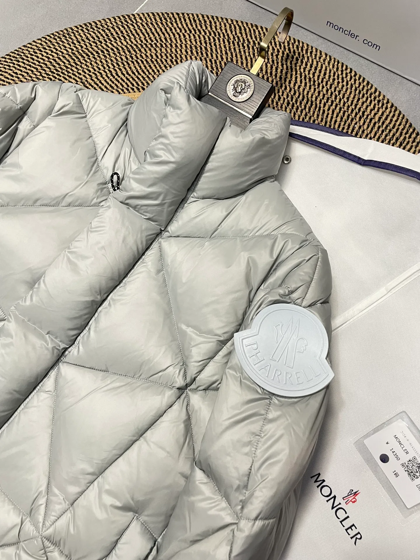P800 Fei Dong collaborates with Moncler. Moncler once again joins hands with Pharrell Williams to create a joint series. The top 90 white duck I chose this time is the Moncler Genius product line. This Oak jacket is made of technical nylon, equipped with snap pockets and down padding to create the best warmth. The unique triangular car line will create a more artistic visual effect as a whole. The solid color dress is only decorated with LOGO on the chest and arms, which will not be too public while retaining the joint identity. It is also very versatile when paired together. This design technique has also appeared many times in Fei Dong’s joint brands, which is quite recognizable. Size: 1-5