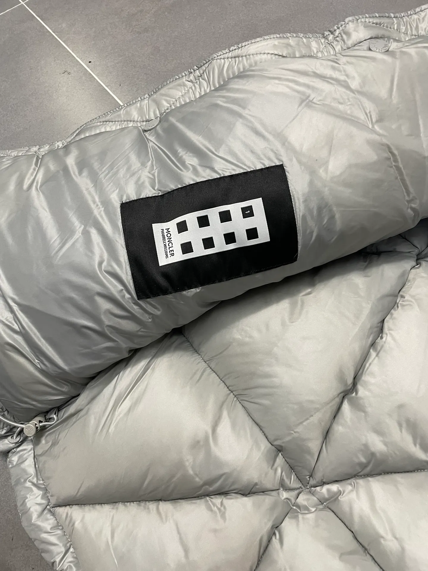 P800 Fei Dong collaborates with Moncler. Moncler once again joins hands with Pharrell Williams to create a joint series. The top 90 white duck I chose this time is the Moncler Genius product line. This Oak jacket is made of technical nylon, equipped with snap pockets and down padding to create the best warmth. The unique triangular car line will create a more artistic visual effect as a whole. The solid color dress is only decorated with LOGO on the chest and arms, which will not be too public while retaining the joint identity. It is also very versatile when paired together. This design technique has also appeared many times in Fei Dong’s joint brands, which is quite recognizable. Size: 1-5