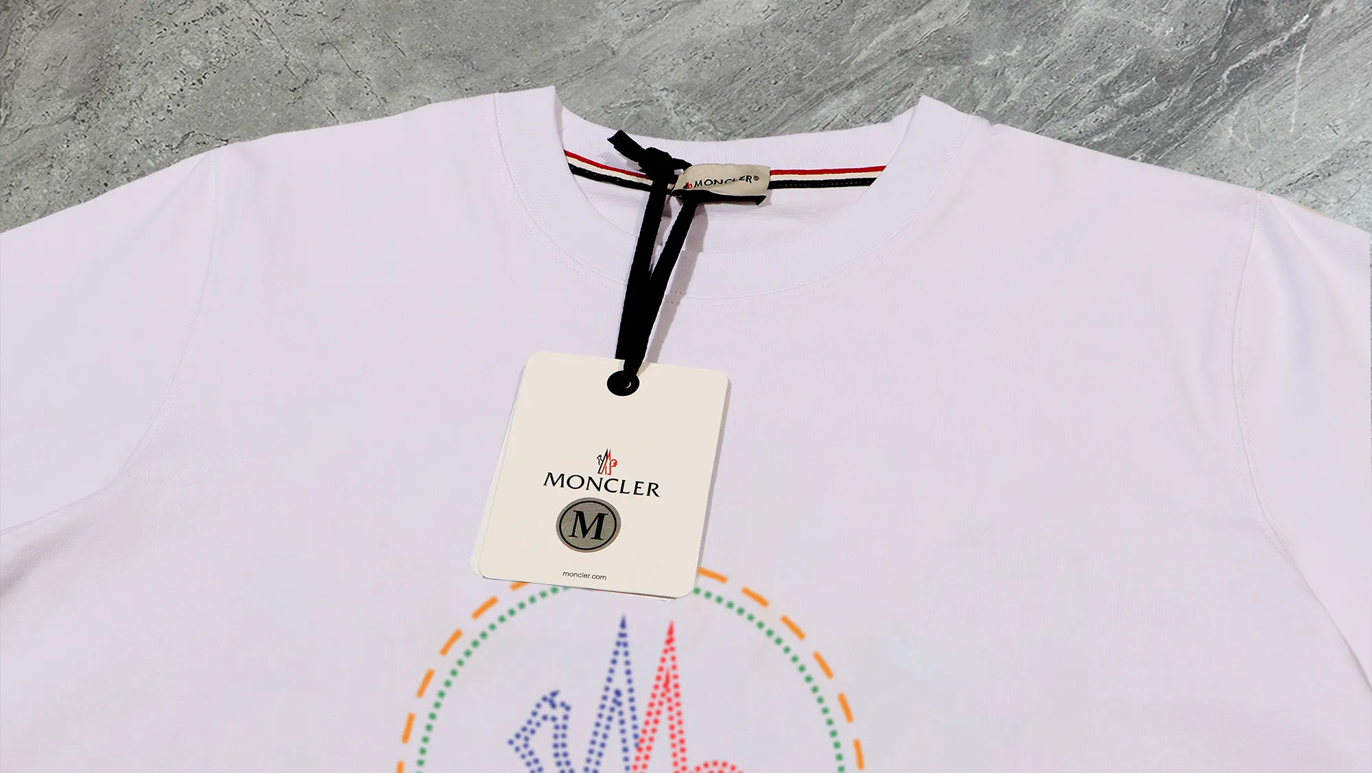 P210 High-version sweatshirt) [Long-term stock] 〖𝐌𝐎𝐍𝐂𝐋𝐄𝐑~Mask〗 Made of 440g heavy-weight fabric. It is different from the market currency. It can be matched with any variety and is properly handsome. 😎The whole dress is made of double waistcoats. The double waistcoats make the whole dress more three-dimensional. Not ordinary factories can do such fine work. 2025 Spring runway version of the T stage, on sale at the counter, round neck terry sweatshirt, high-end double-strand pure cotton, custom-made stretch ribs, dyed in the same vat, complete with three standards, matched with exquisite embroidered LOGO on the chest, simple and advanced, same style for men and women. Color: black, apricot, white, size: S M L XL 2XL