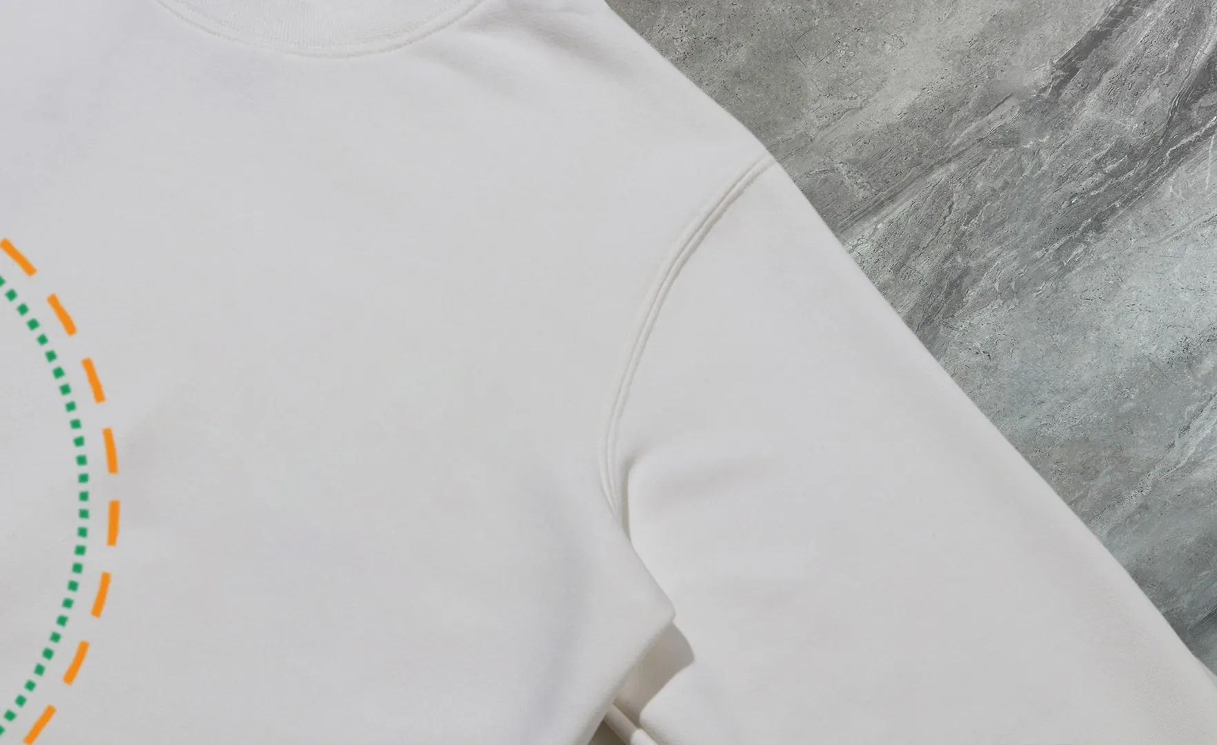 P210 High-version sweatshirt) [Long-term stock] 〖𝐌𝐎𝐍𝐂𝐋𝐄𝐑~Mask〗 Made of 440g heavy-weight fabric. It is different from the market currency. It can be matched with any variety and is properly handsome. 😎The whole dress is made of double waistcoats. The double waistcoats make the whole dress more three-dimensional. Not ordinary factories can do such fine work. 2025 Spring runway version of the T stage, on sale at the counter, round neck terry sweatshirt, high-end double-strand pure cotton, custom-made stretch ribs, dyed in the same vat, complete with three standards, matched with exquisite embroidered LOGO on the chest, simple and advanced, same style for men and women. Color: black, apricot, white, size: S M L XL 2XL