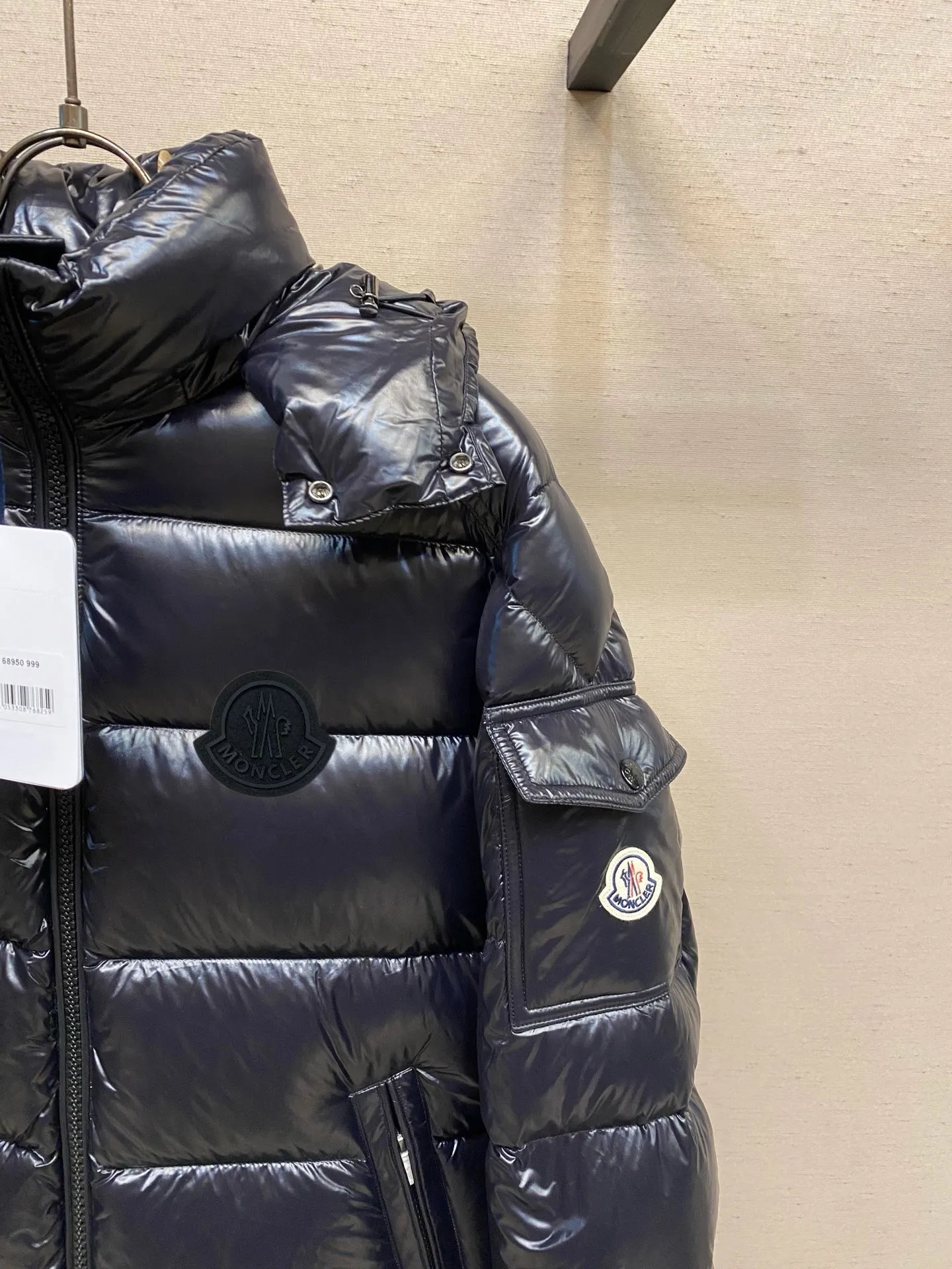 P780 MONCLER Meng Maya Down Jacket: Color/Black Size: M. L. Zipper pendant with custom logo Fabric: 400D bright nylon, anti-fouling, anti-wrinkle, waterproof and windproof, very wear-resistant, breathable and comfortable.           Embroidery: Straight lines, smooth curves, dense and neat stitches, no jagged edges, flat embroidery surface, no skewed threads, consistent stitch length, no bottom exposed, no overlap, smooth embroidery surface, no ink marks and other stains. Advanced imported embroidery machines are used to ensure embroidery quality.