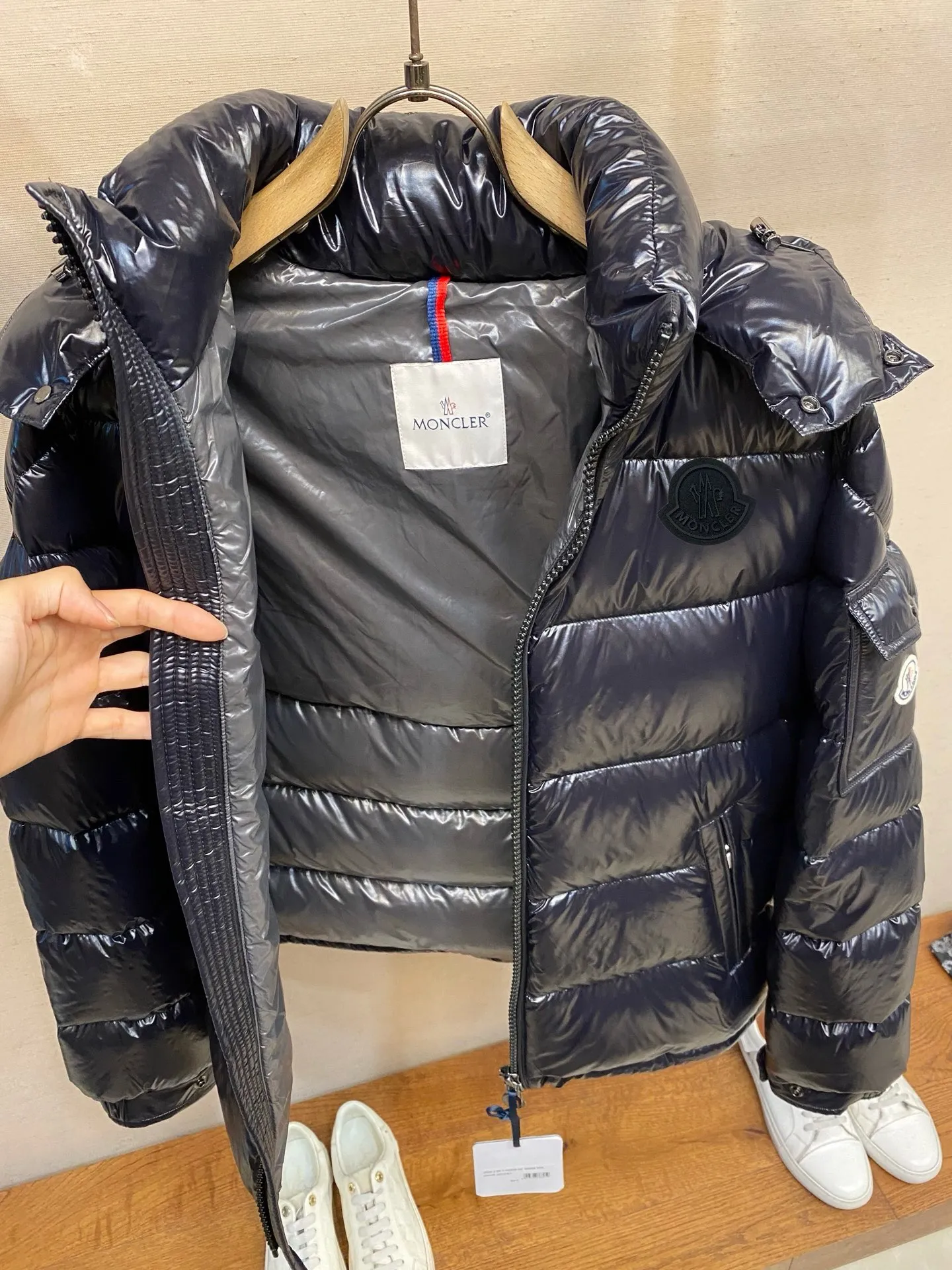 P780 MONCLER Meng Maya Down Jacket: Color/Black Size: M. L. Zipper pendant with custom logo Fabric: 400D bright nylon, anti-fouling, anti-wrinkle, waterproof and windproof, very wear-resistant, breathable and comfortable.           Embroidery: Straight lines, smooth curves, dense and neat stitches, no jagged edges, flat embroidery surface, no skewed threads, consistent stitch length, no bottom exposed, no overlap, smooth embroidery surface, no ink marks and other stains. Advanced imported embroidery machines are used to ensure embroidery quality.