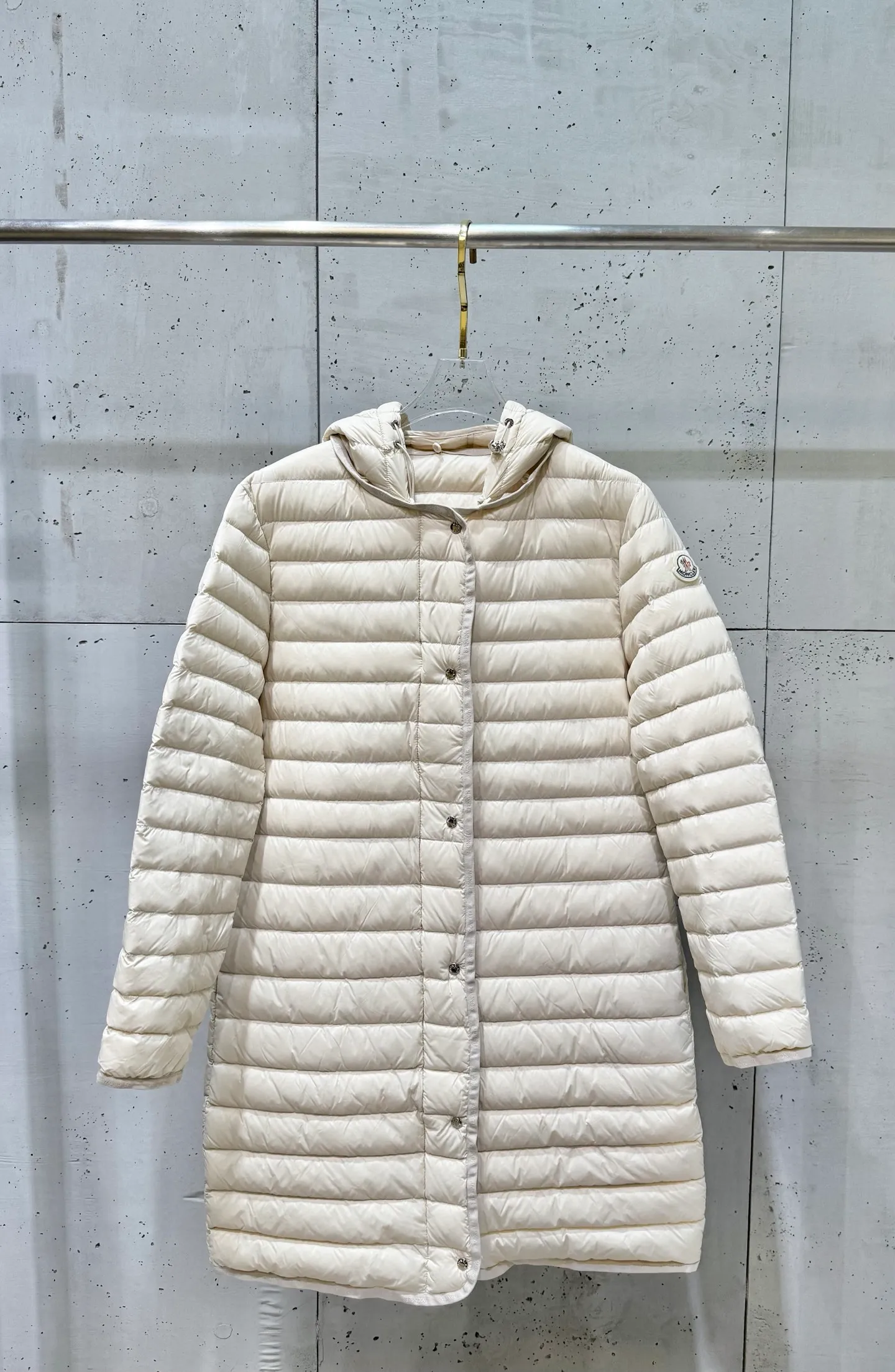 P840 long moncler special down jacket. The latest style of waisted hooded lightweight long down jacket in autumn and winter🖤Customized and developed hardware accessories. All details are fully processed. The waist is perfect and the upper body effect is great. A must-have for goddesses. Versatile, fashionable and handsome. National standard 90 white goose down filling. The texture of memory silk fabric is upright and stylish. It is warm and avoids bloat. All three standards are complete. Size: 01234