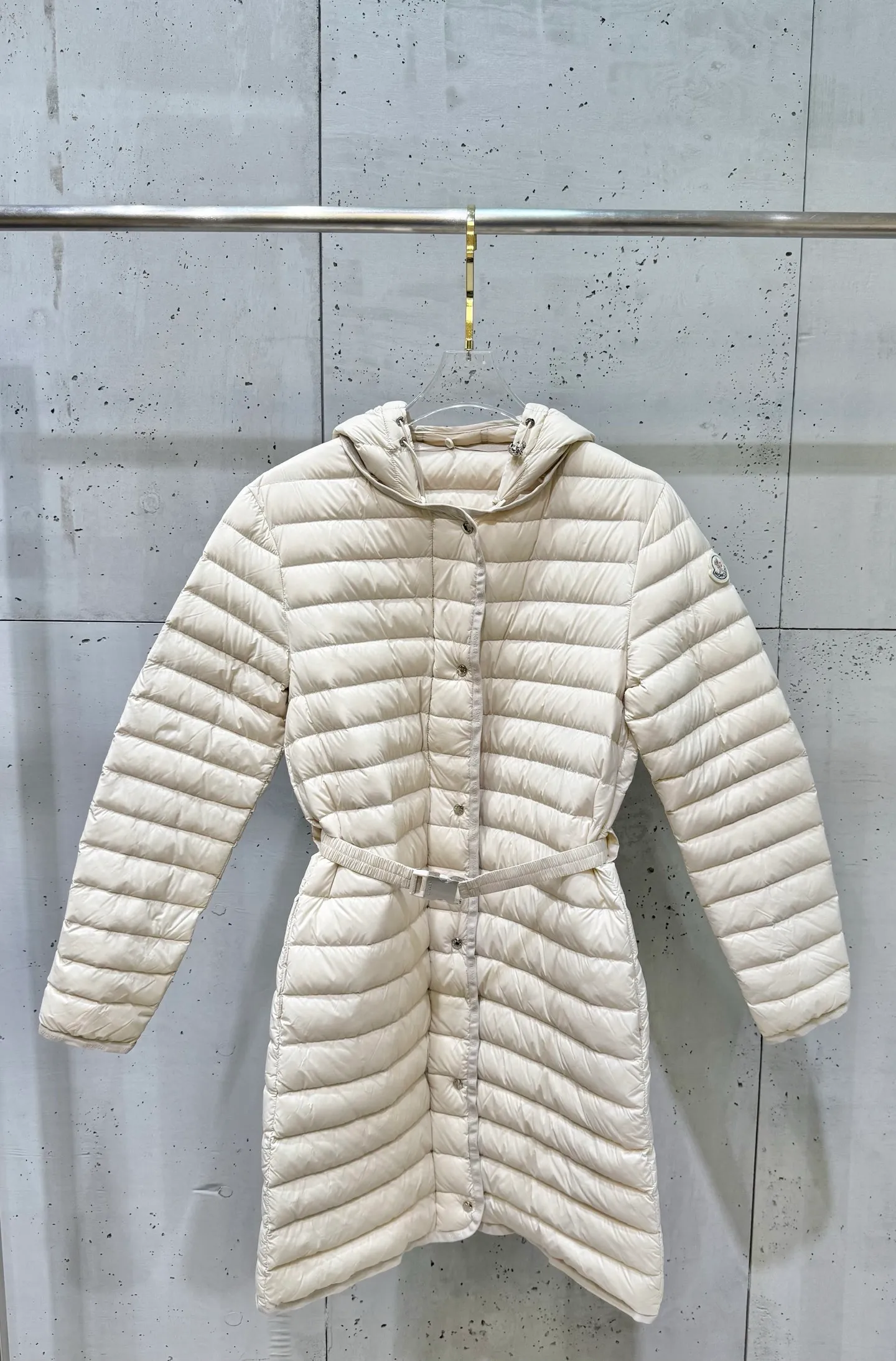 P840 long moncler special down jacket. The latest style of waisted hooded lightweight long down jacket in autumn and winter🖤Customized and developed hardware accessories. All details are fully processed. The waist is perfect and the upper body effect is great. A must-have for goddesses. Versatile, fashionable and handsome. National standard 90 white goose down filling. The texture of memory silk fabric is upright and stylish. It is warm and avoids bloat. All three standards are complete. Size: 01234
