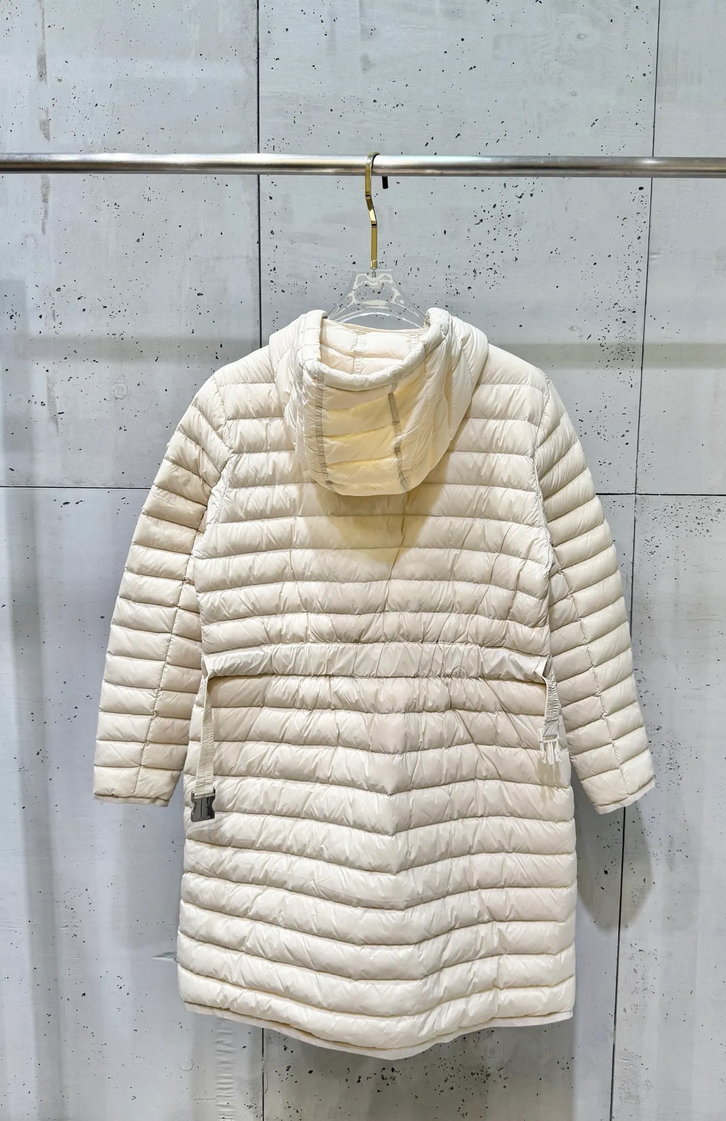 P840 long moncler special down jacket. The latest style of waisted hooded lightweight long down jacket in autumn and winter🖤Customized and developed hardware accessories. All details are fully processed. The waist is perfect and the upper body effect is great. A must-have for goddesses. Versatile, fashionable and handsome. National standard 90 white goose down filling. The texture of memory silk fabric is upright and stylish. It is warm and avoids bloat. All three standards are complete. Size: 01234