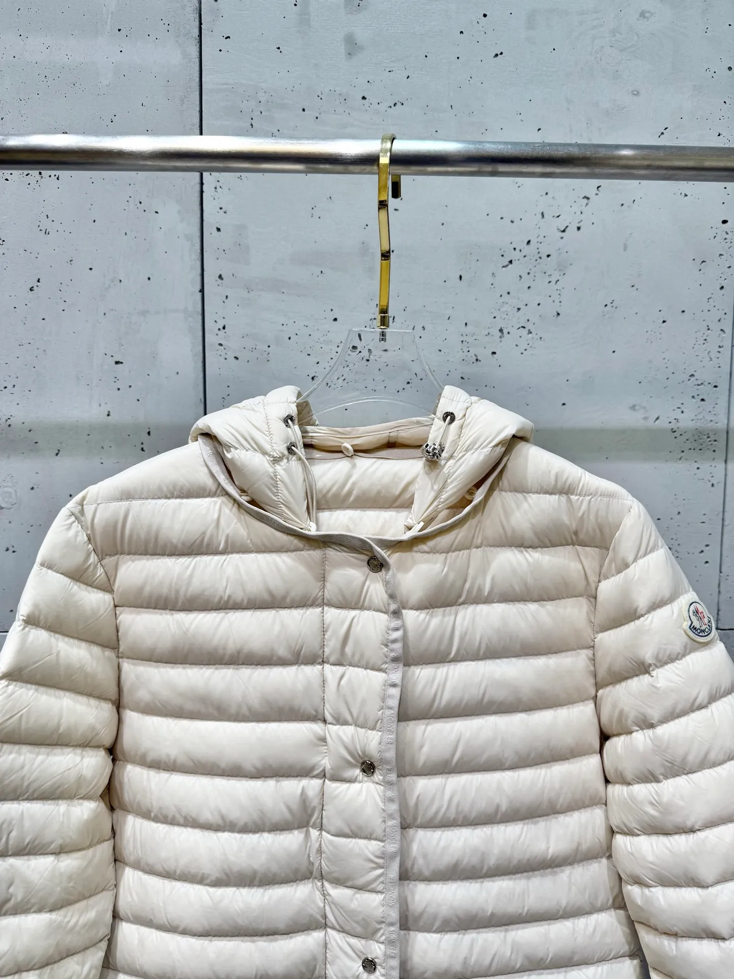 P840 long moncler special down jacket. The latest style of waisted hooded lightweight long down jacket in autumn and winter🖤Customized and developed hardware accessories. All details are fully processed. The waist is perfect and the upper body effect is great. A must-have for goddesses. Versatile, fashionable and handsome. National standard 90 white goose down filling. The texture of memory silk fabric is upright and stylish. It is warm and avoids bloat. All three standards are complete. Size: 01234
