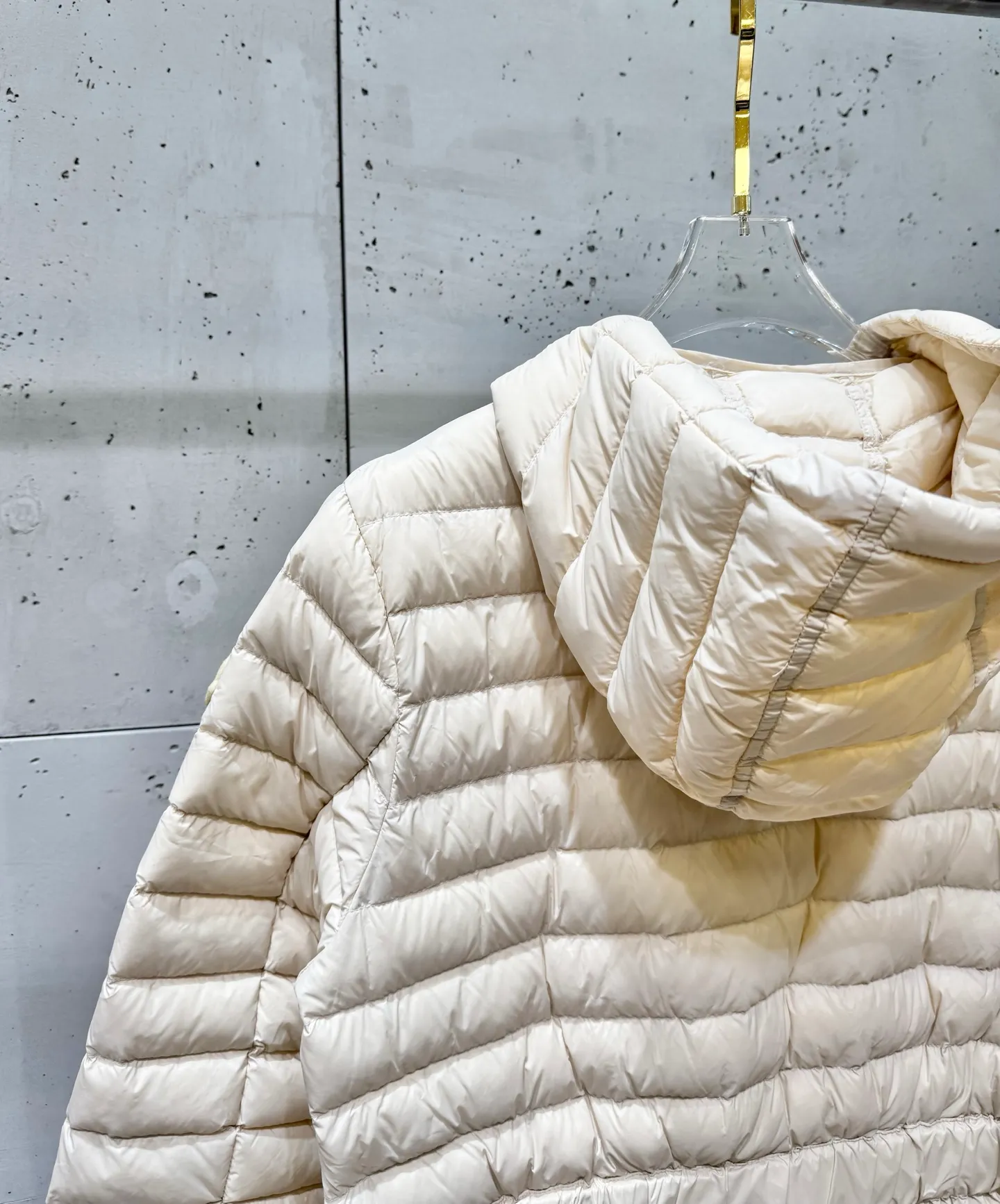 P840 long moncler special down jacket. The latest style of waisted hooded lightweight long down jacket in autumn and winter🖤Customized and developed hardware accessories. All details are fully processed. The waist is perfect and the upper body effect is great. A must-have for goddesses. Versatile, fashionable and handsome. National standard 90 white goose down filling. The texture of memory silk fabric is upright and stylish. It is warm and avoids bloat. All three standards are complete. Size: 01234