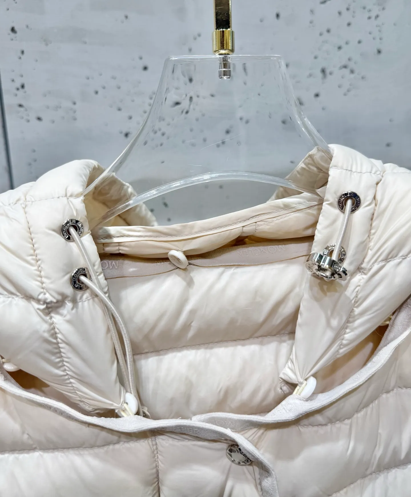 P840 long moncler special down jacket. The latest style of waisted hooded lightweight long down jacket in autumn and winter🖤Customized and developed hardware accessories. All details are fully processed. The waist is perfect and the upper body effect is great. A must-have for goddesses. Versatile, fashionable and handsome. National standard 90 white goose down filling. The texture of memory silk fabric is upright and stylish. It is warm and avoids bloat. All three standards are complete. Size: 01234