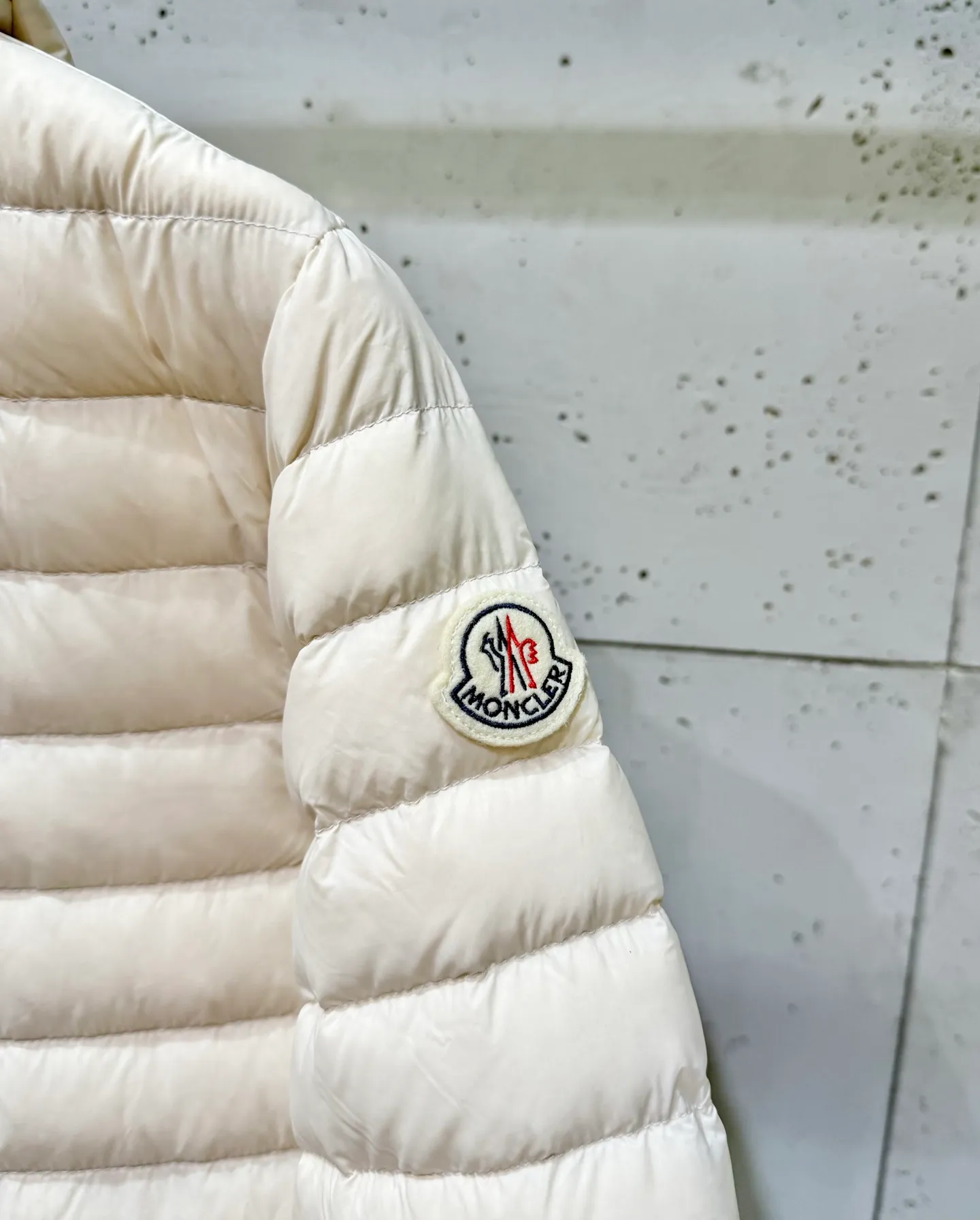 P840 long moncler special down jacket. The latest style of waisted hooded lightweight long down jacket in autumn and winter🖤Customized and developed hardware accessories. All details are fully processed. The waist is perfect and the upper body effect is great. A must-have for goddesses. Versatile, fashionable and handsome. National standard 90 white goose down filling. The texture of memory silk fabric is upright and stylish. It is warm and avoids bloat. All three standards are complete. Size: 01234