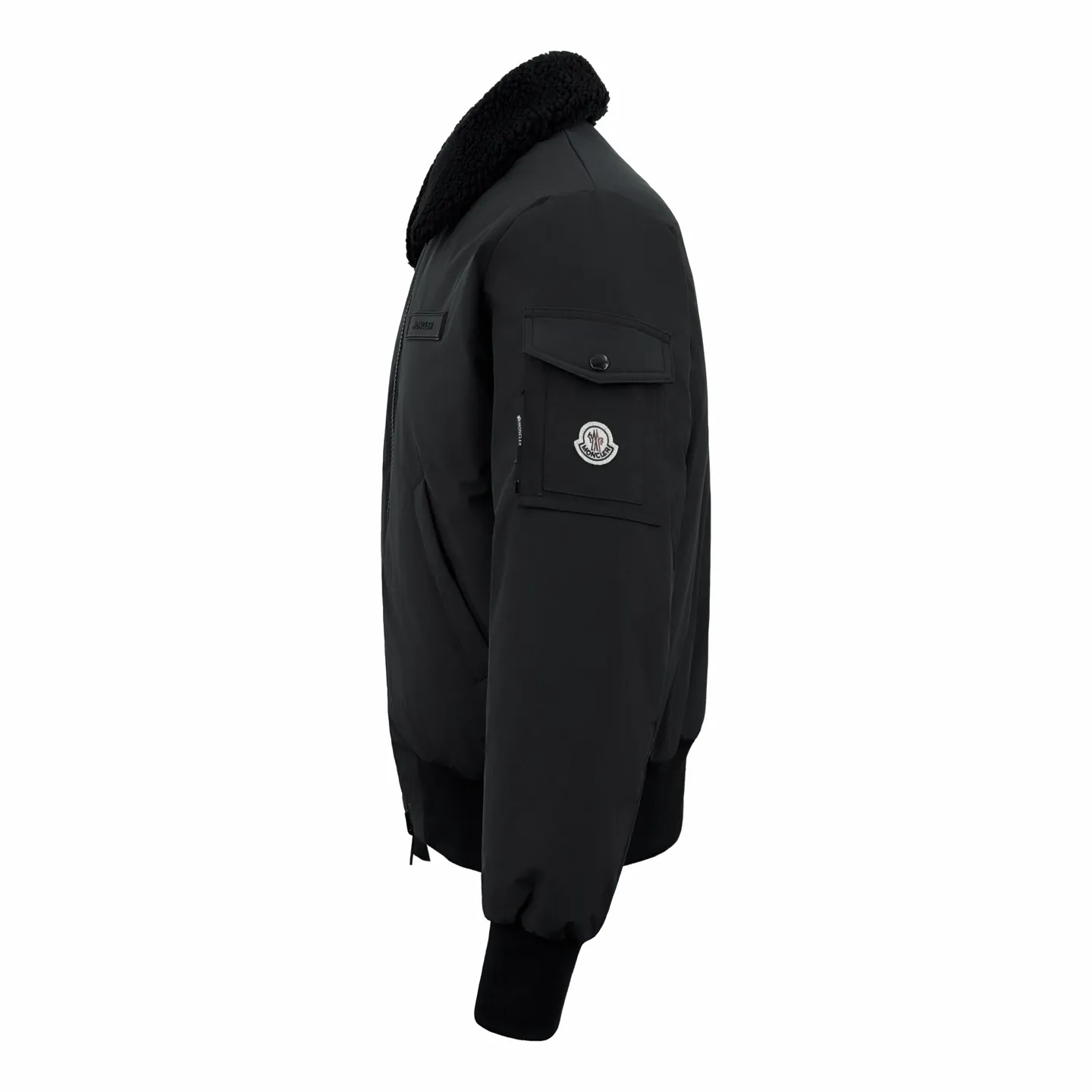 P930 [Exclusive supply] Moncler 25FW lambswool double-sided down jacket. The original purchase was RMB 18,800. The fabric is made of customized soft matte brocade and teddy velvet. It uses the new national standard 90 white duck down (welcome to test). It has a full amount of down and is warm. It is light and fluffy. It exudes an irresistible charm with a pure and ultimate black tone. The fashion code is hidden on both sides to unlock multiple styles. One side is as matte as the deep night. Cold and neat, it outlines modern simplicity. The other side is made of teddy velvet like dark night velvet flowers. It is soft and mysterious, smudged with retro warmth. The iconic Moncler logo appears on the sleeves. It is fully recognizable. The style can be switched at will. It is unrestrained and free. It shows nobility. It subverts the traditional avant-garde design and redefines the boundaries of winter fashion. Becoming the most intimate companion in winter, computer mechanical velvet filling Prioritizes the production of liner pattern To determine the down filling area and determine the weight of down per square meter according to the original three-dimensional effect, thereby calculating the filling amount of each cut piece. The computer down filling machine uses a digital weighing unit to achieve stable measurement, and the computer template machine lines the line. The line process of the computer template machine shows extremely high neatness and smoothness. The craftsman accurately controls the size during the operation to ensure that each line meets the design requirements. The lines of the entire template are smooth and unified, neat and beautiful, and ergonomic three-dimensional cutting. Return to traditional craft techniques through segmentation and folding. Shrinking and stretching technical techniques. The so-called slow work and careful work are the respect for the material and the pursuit of hand feel. The workmanship is complex and tedious. Slow aging. High loss, manual repacking and opening of the bag. For high-density and heavy teddy velvet fabrics, special bone needles are used to accurately lift out the three-dimensional structure of the bag mouth on the back of the fabric. It is a two-stage operation of single-layer basic shaping and multi-layer edge reinforcement. Size:1-2-3-4