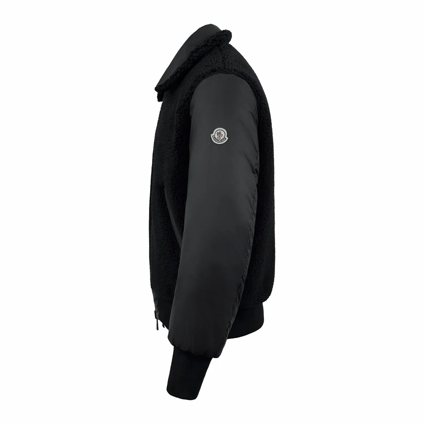 P930 [Exclusive supply] Moncler 25FW lambswool double-sided down jacket. The original purchase was RMB 18,800. The fabric is made of customized soft matte brocade and teddy velvet. It uses the new national standard 90 white duck down (welcome to test). It has a full amount of down and is warm. It is light and fluffy. It exudes an irresistible charm with a pure and ultimate black tone. The fashion code is hidden on both sides to unlock multiple styles. One side is as matte as the deep night. Cold and neat, it outlines modern simplicity. The other side is made of teddy velvet like dark night velvet flowers. It is soft and mysterious, smudged with retro warmth. The iconic Moncler logo appears on the sleeves. It is fully recognizable. The style can be switched at will. It is unrestrained and free. It shows nobility. It subverts the traditional avant-garde design and redefines the boundaries of winter fashion. Becoming the most intimate companion in winter, computer mechanical velvet filling Prioritizes the production of liner pattern To determine the down filling area and determine the weight of down per square meter according to the original three-dimensional effect, thereby calculating the filling amount of each cut piece. The computer down filling machine uses a digital weighing unit to achieve stable measurement, and the computer template machine lines the line. The line process of the computer template machine shows extremely high neatness and smoothness. The craftsman accurately controls the size during the operation to ensure that each line meets the design requirements. The lines of the entire template are smooth and unified, neat and beautiful, and ergonomic three-dimensional cutting. Return to traditional craft techniques through segmentation and folding. Shrinking and stretching technical techniques. The so-called slow work and careful work are the respect for the material and the pursuit of hand feel. The workmanship is complex and tedious. Slow aging. High loss, manual repacking and opening of the bag. For high-density and heavy teddy velvet fabrics, special bone needles are used to accurately lift out the three-dimensional structure of the bag mouth on the back of the fabric. It is a two-stage operation of single-layer basic shaping and multi-layer edge reinforcement. Size:1-2-3-4