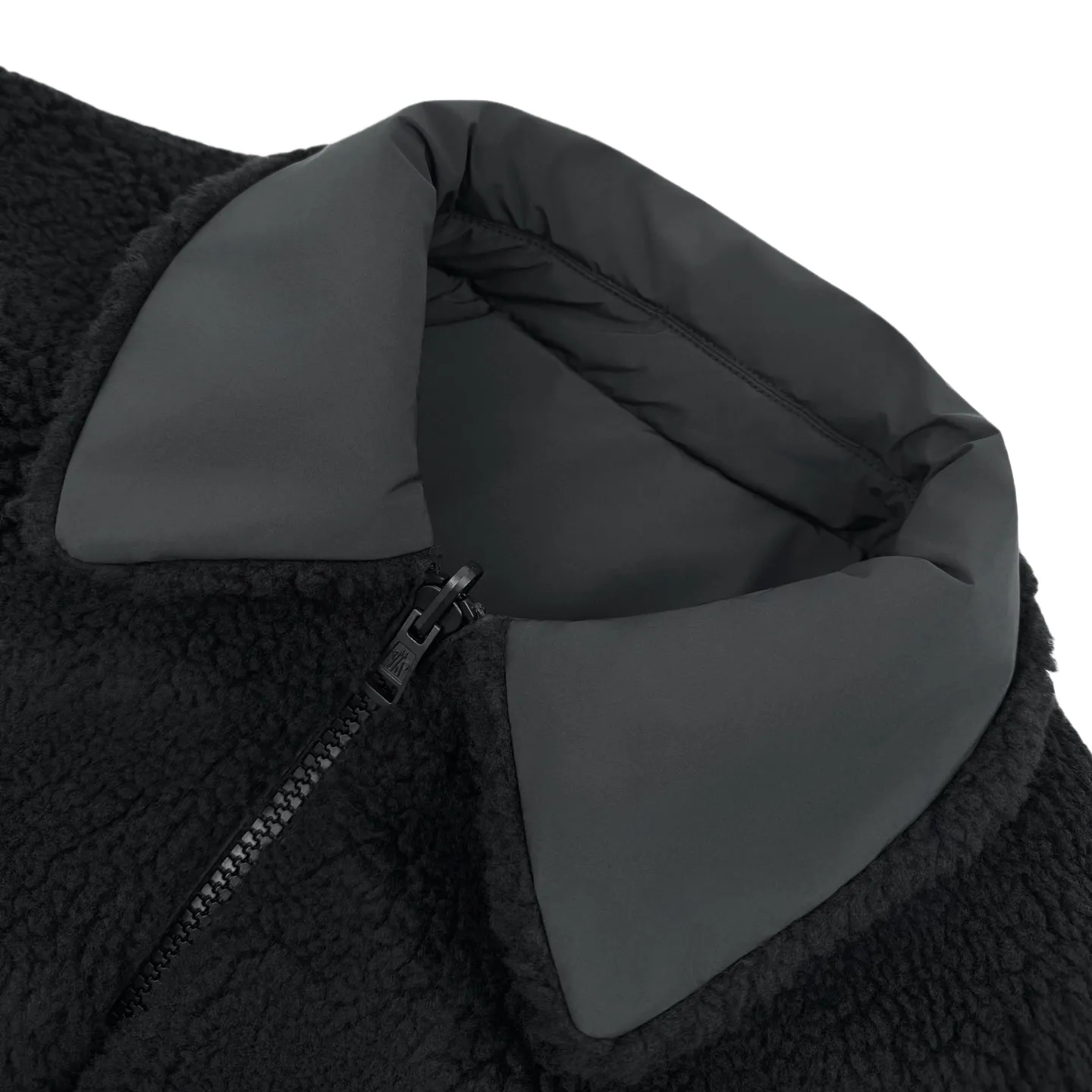 P930 [Exclusive supply] Moncler 25FW lambswool double-sided down jacket. The original purchase was RMB 18,800. The fabric is made of customized soft matte brocade and teddy velvet. It uses the new national standard 90 white duck down (welcome to test). It has a full amount of down and is warm. It is light and fluffy. It exudes an irresistible charm with a pure and ultimate black tone. The fashion code is hidden on both sides to unlock multiple styles. One side is as matte as the deep night. Cold and neat, it outlines modern simplicity. The other side is made of teddy velvet like dark night velvet flowers. It is soft and mysterious, smudged with retro warmth. The iconic Moncler logo appears on the sleeves. It is fully recognizable. The style can be switched at will. It is unrestrained and free. It shows nobility. It subverts the traditional avant-garde design and redefines the boundaries of winter fashion. Becoming the most intimate companion in winter, computer mechanical velvet filling Prioritizes the production of liner pattern To determine the down filling area and determine the weight of down per square meter according to the original three-dimensional effect, thereby calculating the filling amount of each cut piece. The computer down filling machine uses a digital weighing unit to achieve stable measurement, and the computer template machine lines the line. The line process of the computer template machine shows extremely high neatness and smoothness. The craftsman accurately controls the size during the operation to ensure that each line meets the design requirements. The lines of the entire template are smooth and unified, neat and beautiful, and ergonomic three-dimensional cutting. Return to traditional craft techniques through segmentation and folding. Shrinking and stretching technical techniques. The so-called slow work and careful work are the respect for the material and the pursuit of hand feel. The workmanship is complex and tedious. Slow aging. High loss, manual repacking and opening of the bag. For high-density and heavy teddy velvet fabrics, special bone needles are used to accurately lift out the three-dimensional structure of the bag mouth on the back of the fabric. It is a two-stage operation of single-layer basic shaping and multi-layer edge reinforcement. Size:1-2-3-4