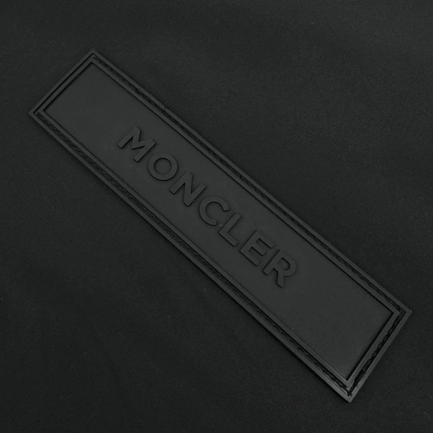 P930 [Exclusive supply] Moncler 25FW lambswool double-sided down jacket. The original purchase was RMB 18,800. The fabric is made of customized soft matte brocade and teddy velvet. It uses the new national standard 90 white duck down (welcome to test). It has a full amount of down and is warm. It is light and fluffy. It exudes an irresistible charm with a pure and ultimate black tone. The fashion code is hidden on both sides to unlock multiple styles. One side is as matte as the deep night. Cold and neat, it outlines modern simplicity. The other side is made of teddy velvet like dark night velvet flowers. It is soft and mysterious, smudged with retro warmth. The iconic Moncler logo appears on the sleeves. It is fully recognizable. The style can be switched at will. It is unrestrained and free. It shows nobility. It subverts the traditional avant-garde design and redefines the boundaries of winter fashion. Becoming the most intimate companion in winter, computer mechanical velvet filling Prioritizes the production of liner pattern To determine the down filling area and determine the weight of down per square meter according to the original three-dimensional effect, thereby calculating the filling amount of each cut piece. The computer down filling machine uses a digital weighing unit to achieve stable measurement, and the computer template machine lines the line. The line process of the computer template machine shows extremely high neatness and smoothness. The craftsman accurately controls the size during the operation to ensure that each line meets the design requirements. The lines of the entire template are smooth and unified, neat and beautiful, and ergonomic three-dimensional cutting. Return to traditional craft techniques through segmentation and folding. Shrinking and stretching technical techniques. The so-called slow work and careful work are the respect for the material and the pursuit of hand feel. The workmanship is complex and tedious. Slow aging. High loss, manual repacking and opening of the bag. For high-density and heavy teddy velvet fabrics, special bone needles are used to accurately lift out the three-dimensional structure of the bag mouth on the back of the fabric. It is a two-stage operation of single-layer basic shaping and multi-layer edge reinforcement. Size:1-2-3-4