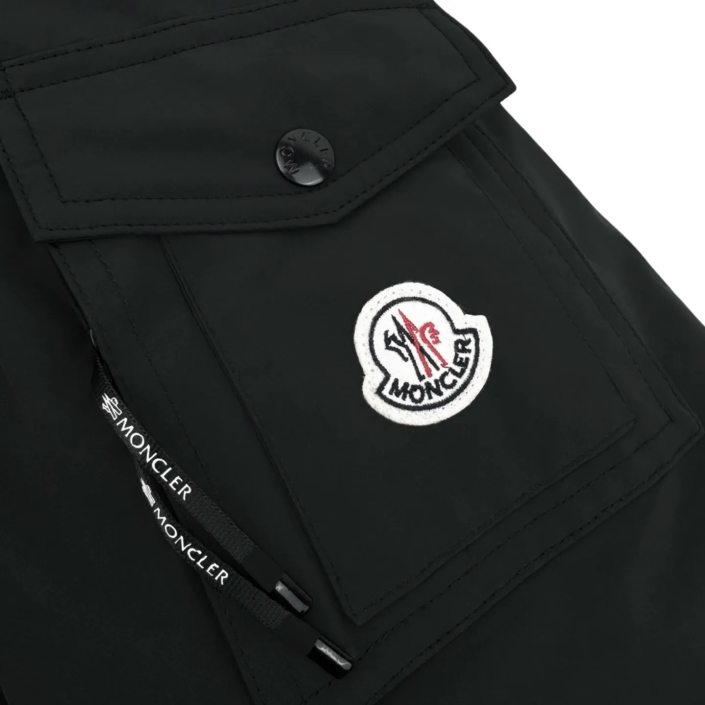 P930 [Exclusive supply] Moncler 25FW lambswool double-sided down jacket. The original purchase was RMB 18,800. The fabric is made of customized soft matte brocade and teddy velvet. It uses the new national standard 90 white duck down (welcome to test). It has a full amount of down and is warm. It is light and fluffy. It exudes an irresistible charm with a pure and ultimate black tone. The fashion code is hidden on both sides to unlock multiple styles. One side is as matte as the deep night. Cold and neat, it outlines modern simplicity. The other side is made of teddy velvet like dark night velvet flowers. It is soft and mysterious, smudged with retro warmth. The iconic Moncler logo appears on the sleeves. It is fully recognizable. The style can be switched at will. It is unrestrained and free. It shows nobility. It subverts the traditional avant-garde design and redefines the boundaries of winter fashion. Becoming the most intimate companion in winter, computer mechanical velvet filling Prioritizes the production of liner pattern To determine the down filling area and determine the weight of down per square meter according to the original three-dimensional effect, thereby calculating the filling amount of each cut piece. The computer down filling machine uses a digital weighing unit to achieve stable measurement, and the computer template machine lines the line. The line process of the computer template machine shows extremely high neatness and smoothness. The craftsman accurately controls the size during the operation to ensure that each line meets the design requirements. The lines of the entire template are smooth and unified, neat and beautiful, and ergonomic three-dimensional cutting. Return to traditional craft techniques through segmentation and folding. Shrinking and stretching technical techniques. The so-called slow work and careful work are the respect for the material and the pursuit of hand feel. The workmanship is complex and tedious. Slow aging. High loss, manual repacking and opening of the bag. For high-density and heavy teddy velvet fabrics, special bone needles are used to accurately lift out the three-dimensional structure of the bag mouth on the back of the fabric. It is a two-stage operation of single-layer basic shaping and multi-layer edge reinforcement. Size:1-2-3-4