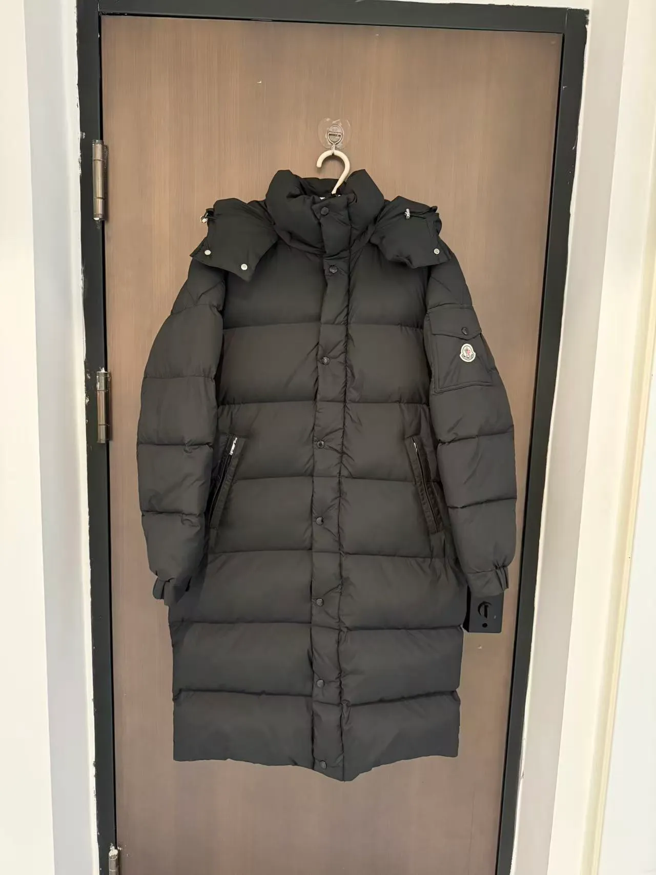 P960 (top and highest version) MONCLER masked Maya matte long couple style down jacket for men and women (highest version, original fabric, high version, high quality) Supports nfc chip induction, ①: Internally flushed with 90 white duck down, perfectly filled with direct charging technology! ②: The workmanship is exquisite, the lightness, warmth and cold protection ability are improved to the maximum, and the fluffy texture reaches the feeling of falling into your hands! ③: The sleeve arms are decorated with classic logo embroidered felt craft badges (and support NFC chip sensing) ④: Detachable hood design, the hood is full of three-dimensionality when closed, and the three labels are complete Color: Black Size: 1 2 3 4 Size 1: 90 to 120 pounds 2: 120 to 150 pounds 3: 150 to 180 pounds 4: 180 to 210 pounds