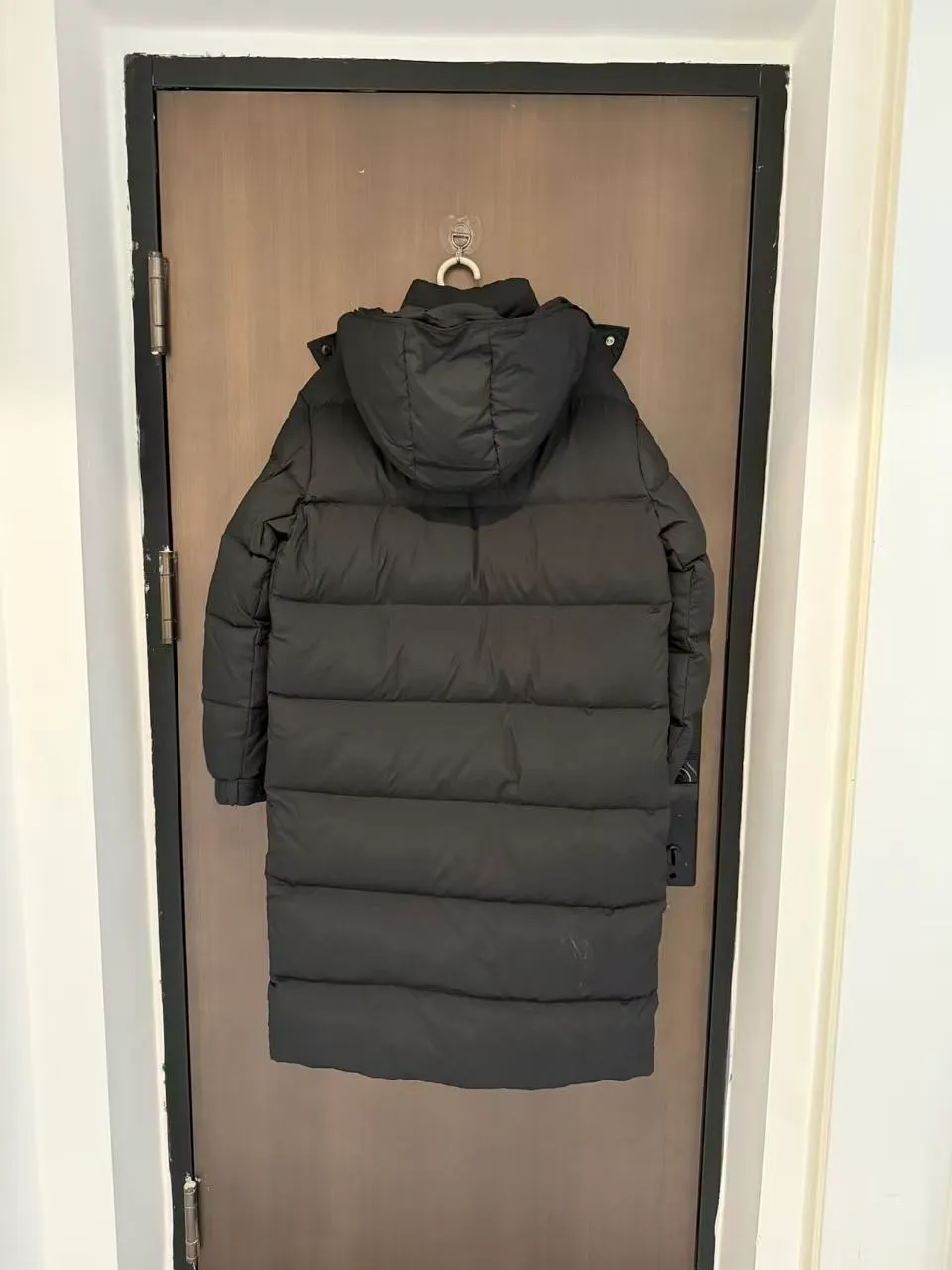 P960 (top and highest version) MONCLER masked Maya matte long couple style down jacket for men and women (highest version, original fabric, high version, high quality) Supports nfc chip induction, ①: Internally flushed with 90 white duck down, perfectly filled with direct charging technology! ②: The workmanship is exquisite, the lightness, warmth and cold protection ability are improved to the maximum, and the fluffy texture reaches the feeling of falling into your hands! ③: The sleeve arms are decorated with classic logo embroidered felt craft badges (and support NFC chip sensing) ④: Detachable hood design, the hood is full of three-dimensionality when closed, and the three labels are complete Color: Black Size: 1 2 3 4 Size 1: 90 to 120 pounds 2: 120 to 150 pounds 3: 150 to 180 pounds 4: 180 to 210 pounds
