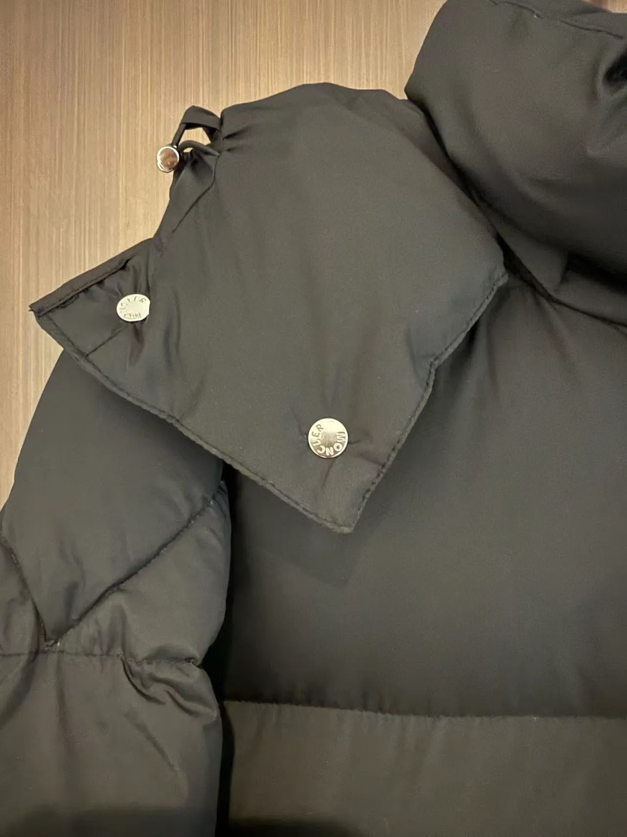 P960 (top and highest version) MONCLER masked Maya matte long couple style down jacket for men and women (highest version, original fabric, high version, high quality) Supports nfc chip induction, ①: Internally flushed with 90 white duck down, perfectly filled with direct charging technology! ②: The workmanship is exquisite, the lightness, warmth and cold protection ability are improved to the maximum, and the fluffy texture reaches the feeling of falling into your hands! ③: The sleeve arms are decorated with classic logo embroidered felt craft badges (and support NFC chip sensing) ④: Detachable hood design, the hood is full of three-dimensionality when closed, and the three labels are complete Color: Black Size: 1 2 3 4 Size 1: 90 to 120 pounds 2: 120 to 150 pounds 3: 150 to 180 pounds 4: 180 to 210 pounds