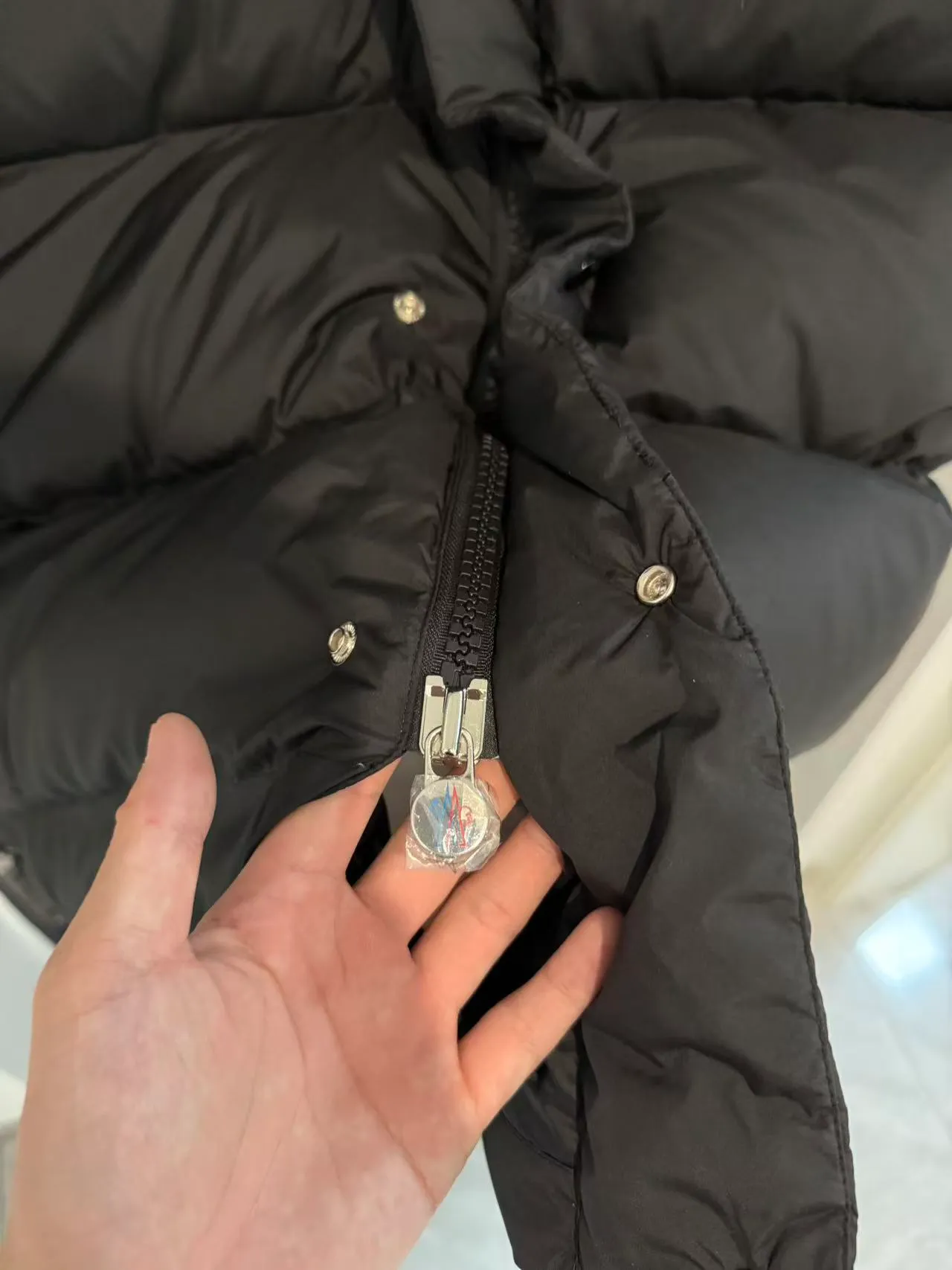 P960 (top and highest version) MONCLER masked Maya matte long couple style down jacket for men and women (highest version, original fabric, high version, high quality) Supports nfc chip induction, ①: Internally flushed with 90 white duck down, perfectly filled with direct charging technology! ②: The workmanship is exquisite, the lightness, warmth and cold protection ability are improved to the maximum, and the fluffy texture reaches the feeling of falling into your hands! ③: The sleeve arms are decorated with classic logo embroidered felt craft badges (and support NFC chip sensing) ④: Detachable hood design, the hood is full of three-dimensionality when closed, and the three labels are complete Color: Black Size: 1 2 3 4 Size 1: 90 to 120 pounds 2: 120 to 150 pounds 3: 150 to 180 pounds 4: 180 to 210 pounds