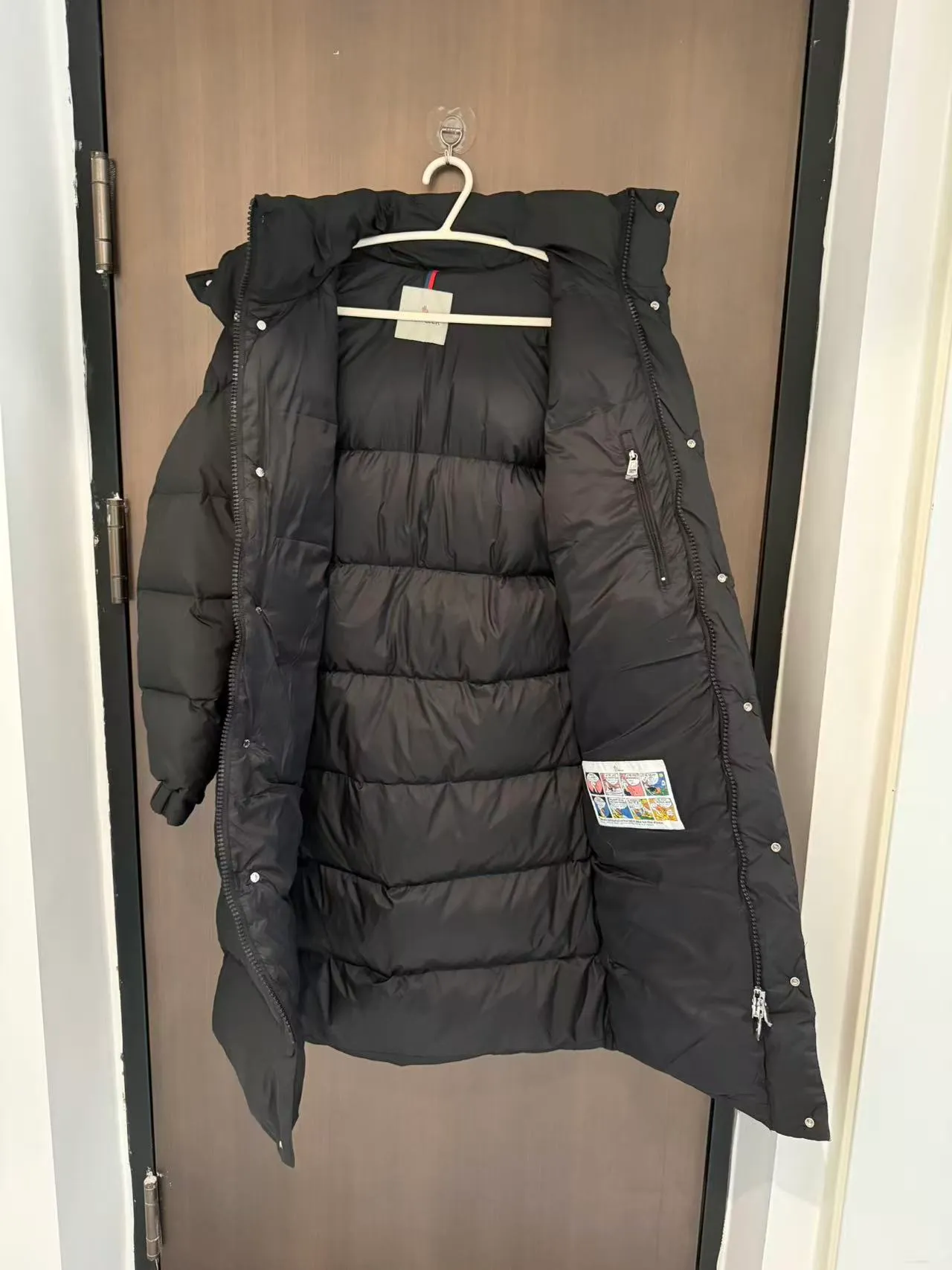 P960 (top and highest version) MONCLER masked Maya matte long couple style down jacket for men and women (highest version, original fabric, high version, high quality) Supports nfc chip induction, ①: Internally flushed with 90 white duck down, perfectly filled with direct charging technology! ②: The workmanship is exquisite, the lightness, warmth and cold protection ability are improved to the maximum, and the fluffy texture reaches the feeling of falling into your hands! ③: The sleeve arms are decorated with classic logo embroidered felt craft badges (and support NFC chip sensing) ④: Detachable hood design, the hood is full of three-dimensionality when closed, and the three labels are complete Color: Black Size: 1 2 3 4 Size 1: 90 to 120 pounds 2: 120 to 150 pounds 3: 150 to 180 pounds 4: 180 to 210 pounds